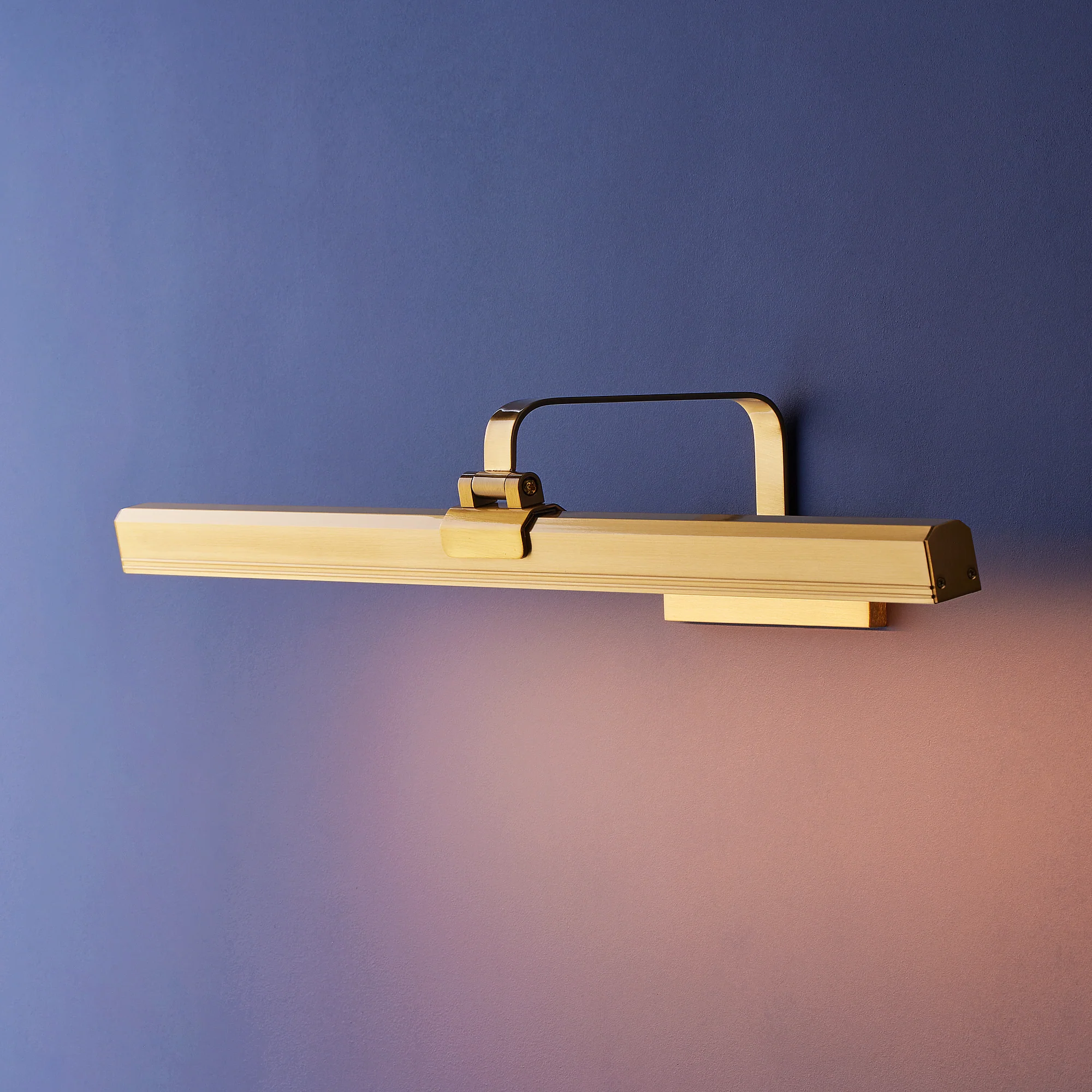 Larger Marcel rechargeable picture light in antique brass finish - Image 9