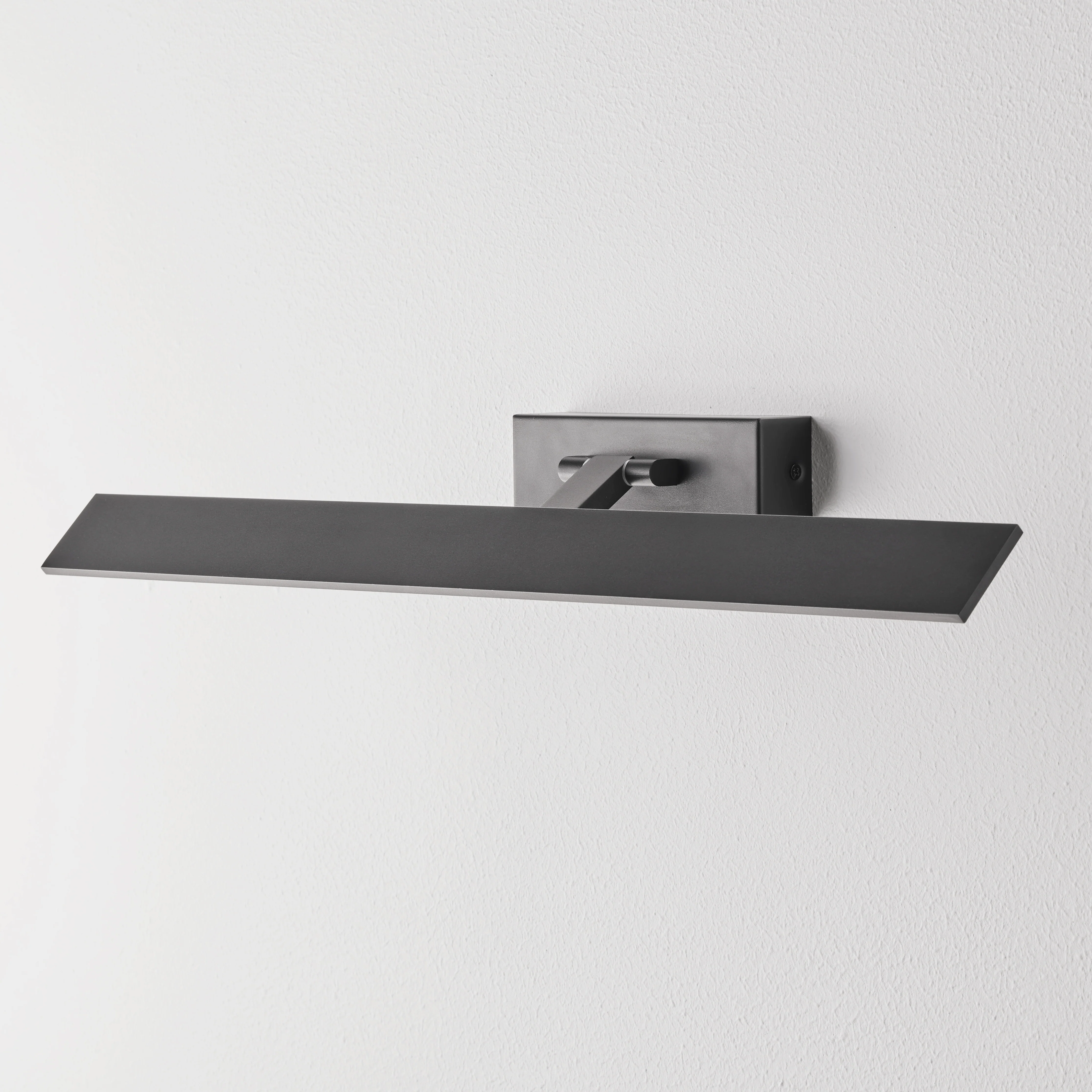 Larger Pelton picture light in black - Image 6