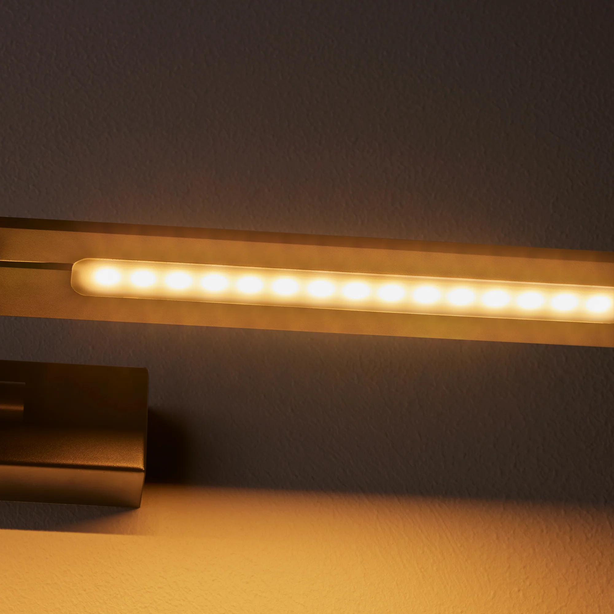 Larger Pelton picture light in black - Image 9