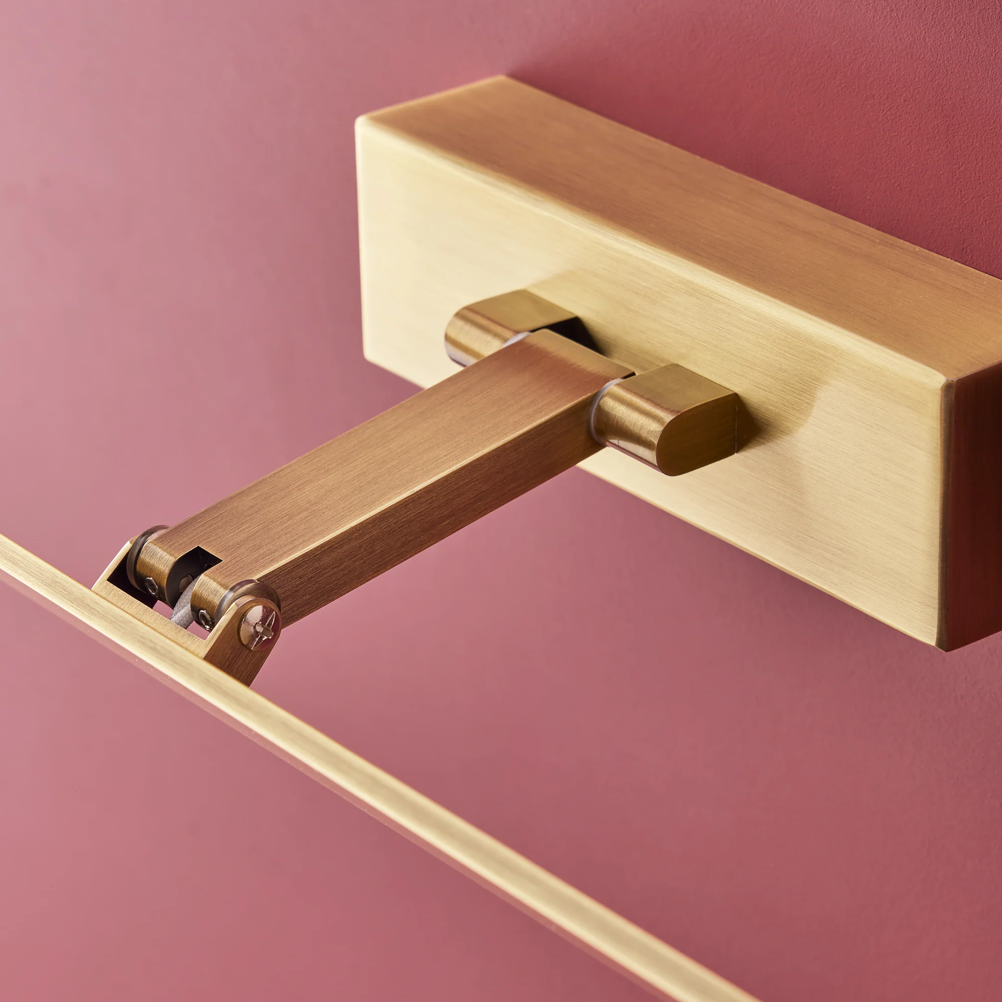 Larger Pelton picture light in brass - Image 5
