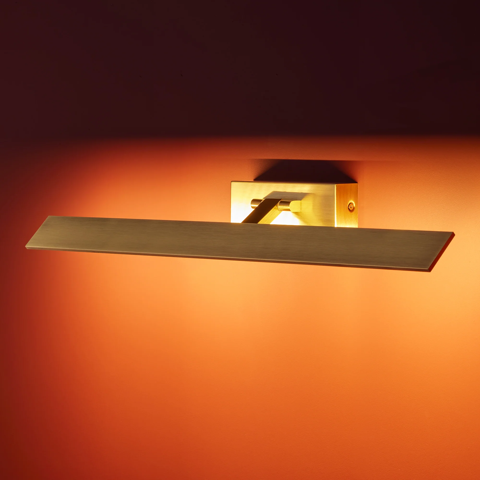 Larger Pelton picture light in brass - Image 7