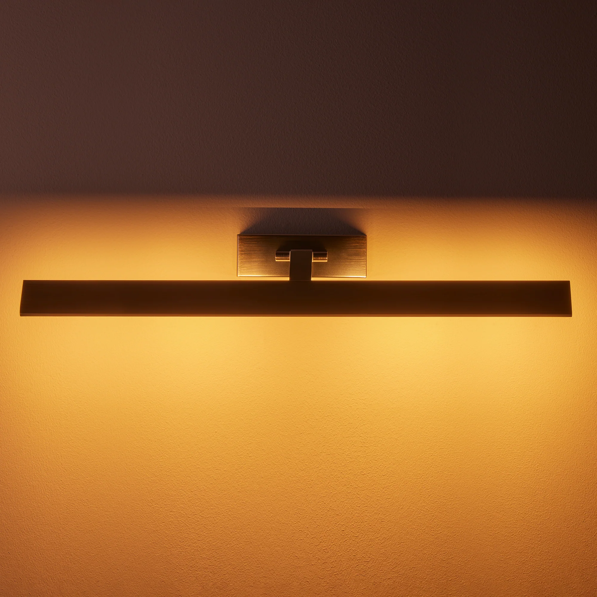 Larger Pelton picture light in bronze - Image 2