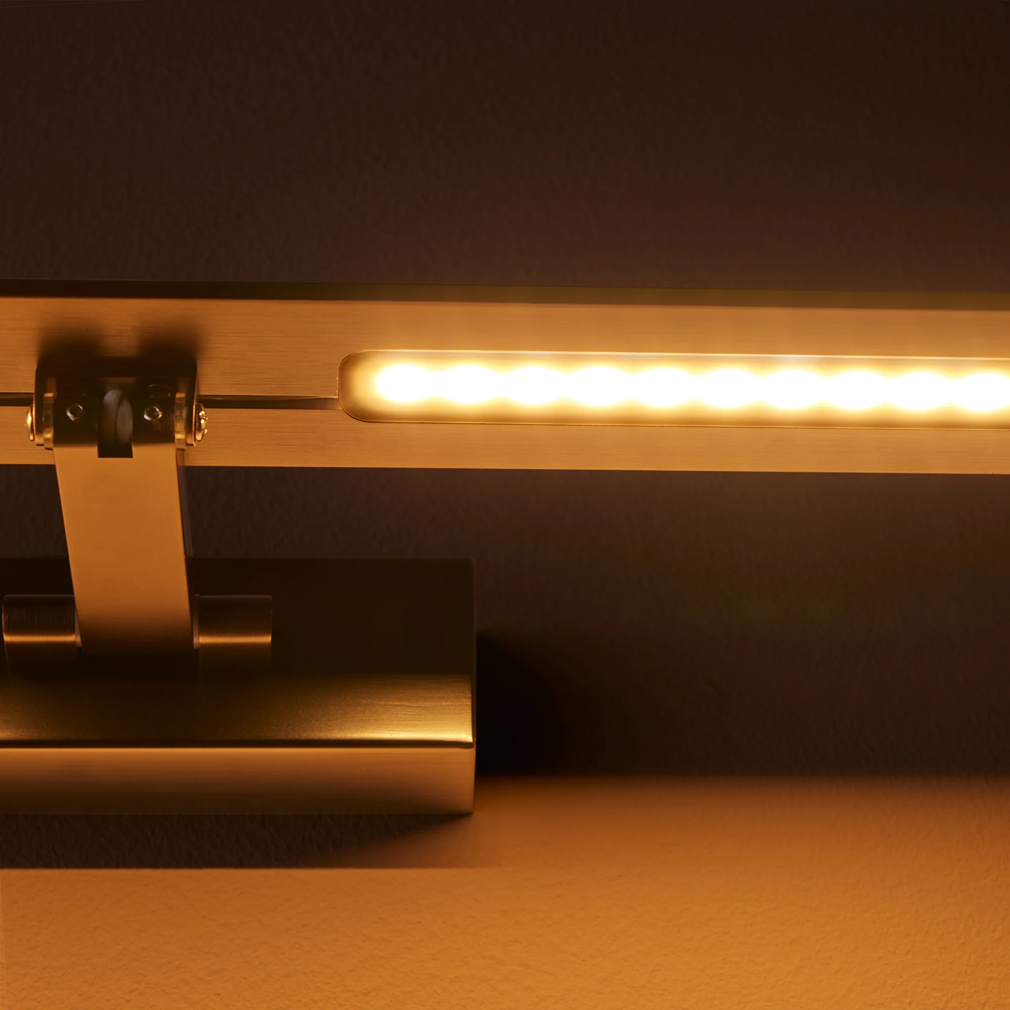 Larger Pelton picture light in bronze - Image 9