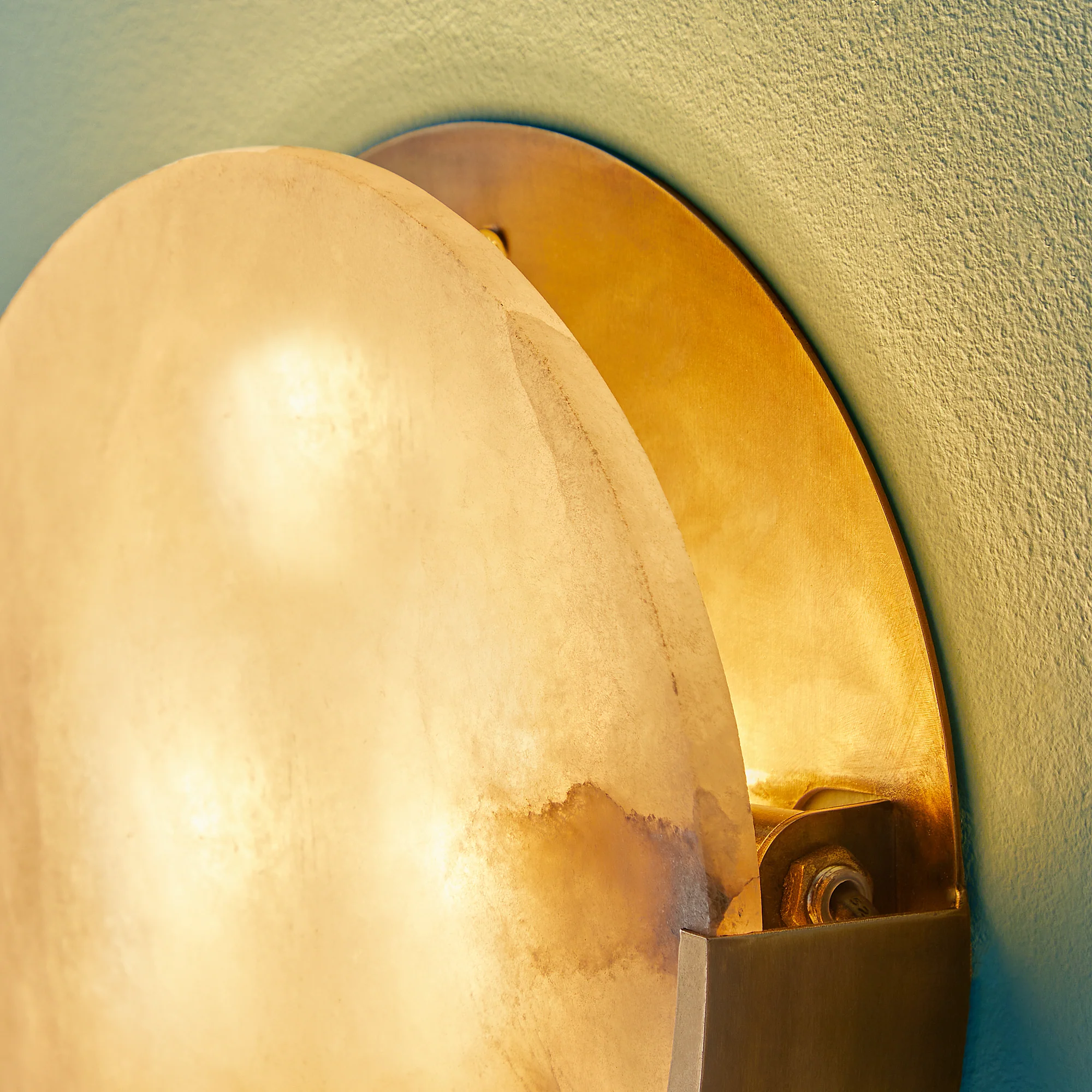 Larger Plato wall light in alabaster and brass - Image 10