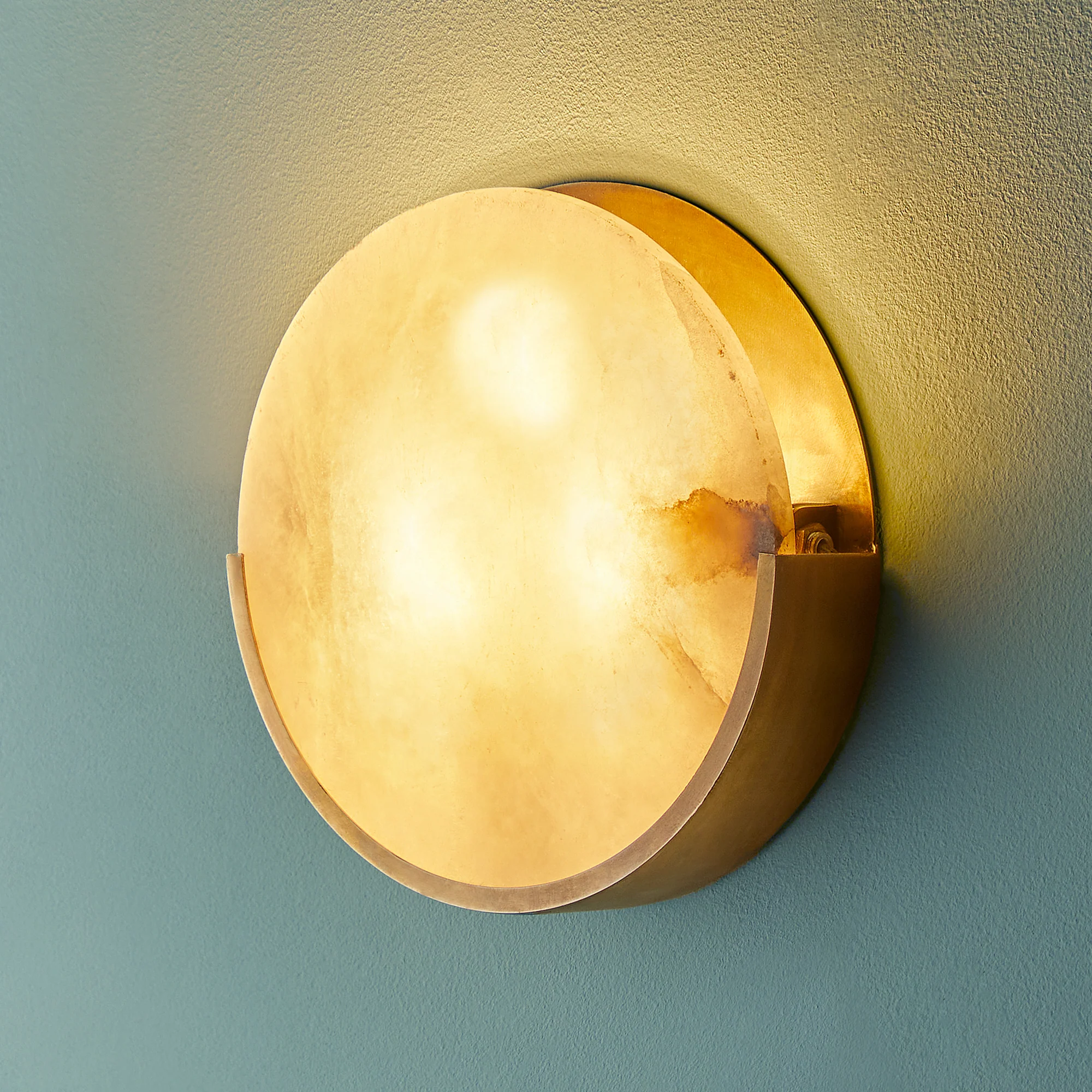 Larger Plato wall light in alabaster and brass - Image 4