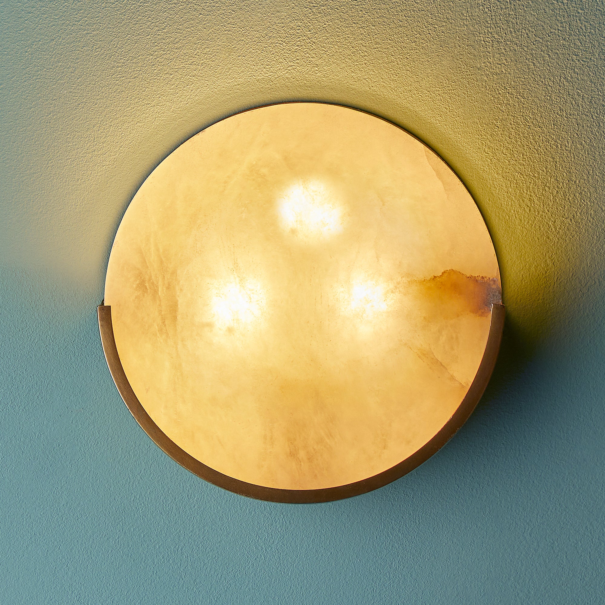 Larger Plato wall light in alabaster and brass - Image 8
