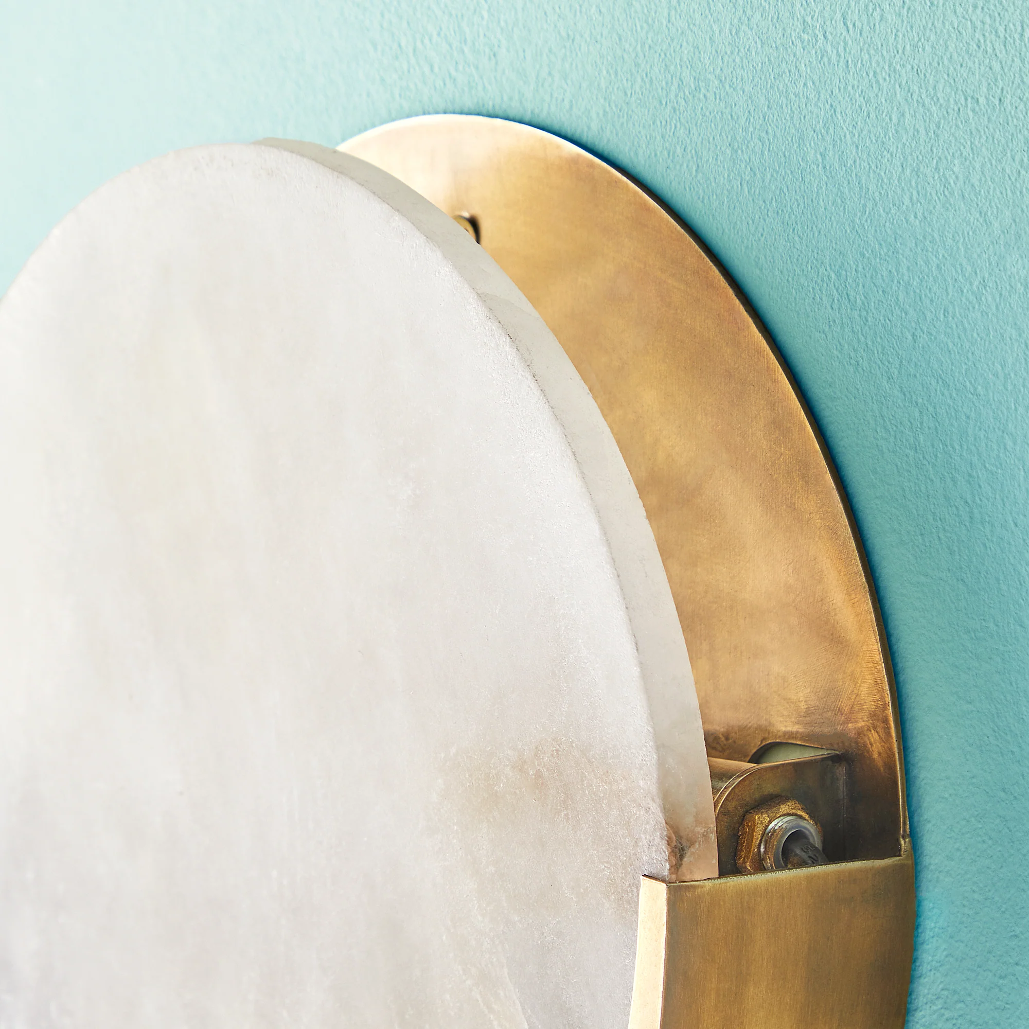 Larger Plato wall light in alabaster and brass - Image 9