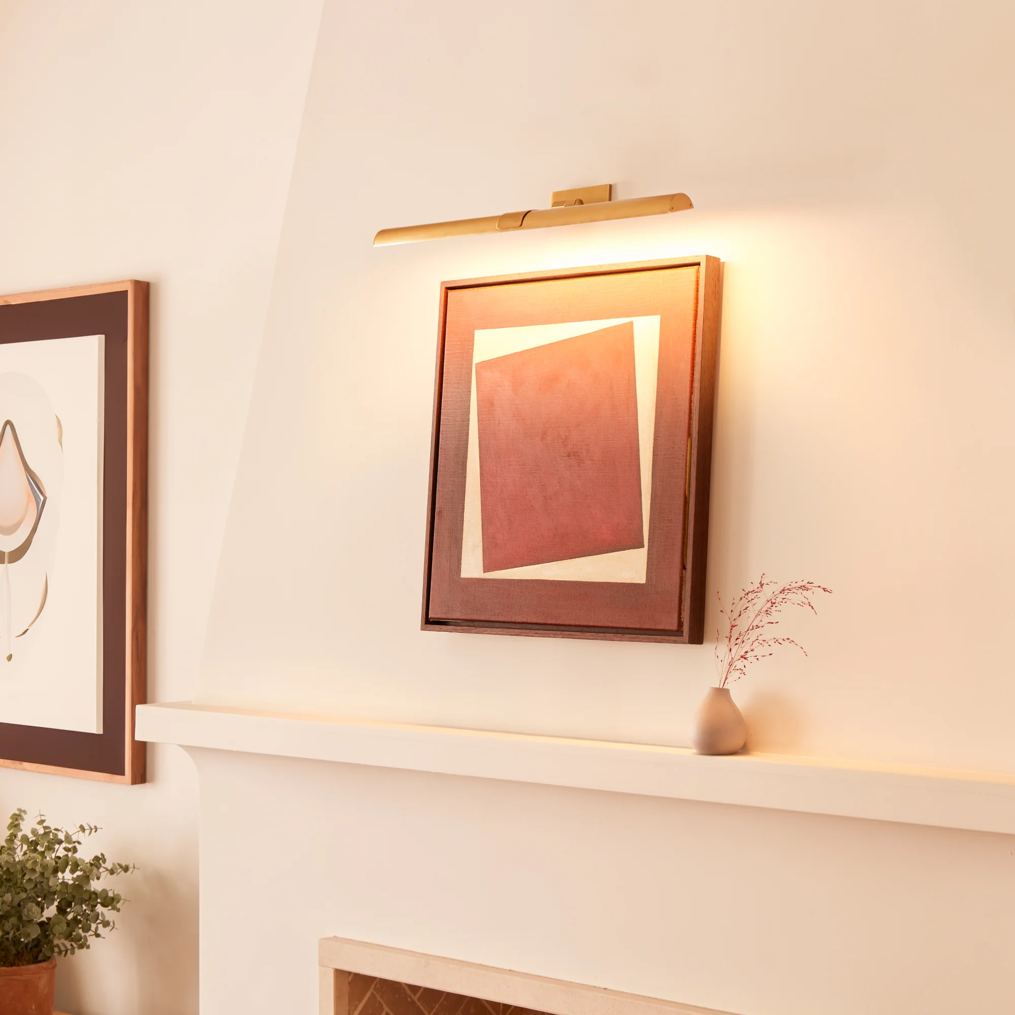 Larger Seurat rechargeable picture light in antique brass - Image 12