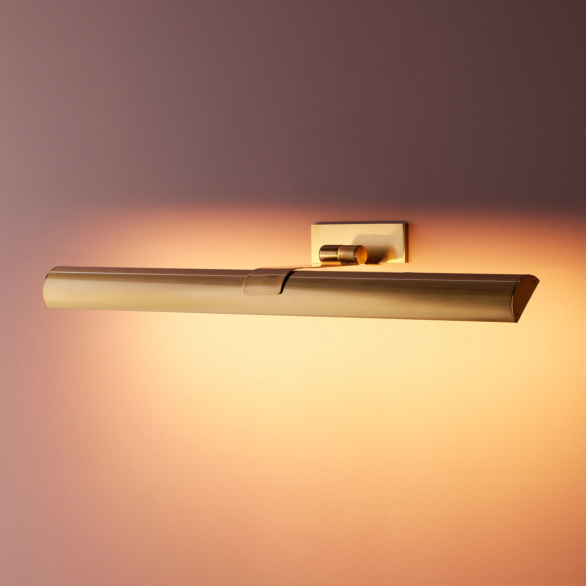 Larger Seurat rechargeable picture light in antique brass - Image 9