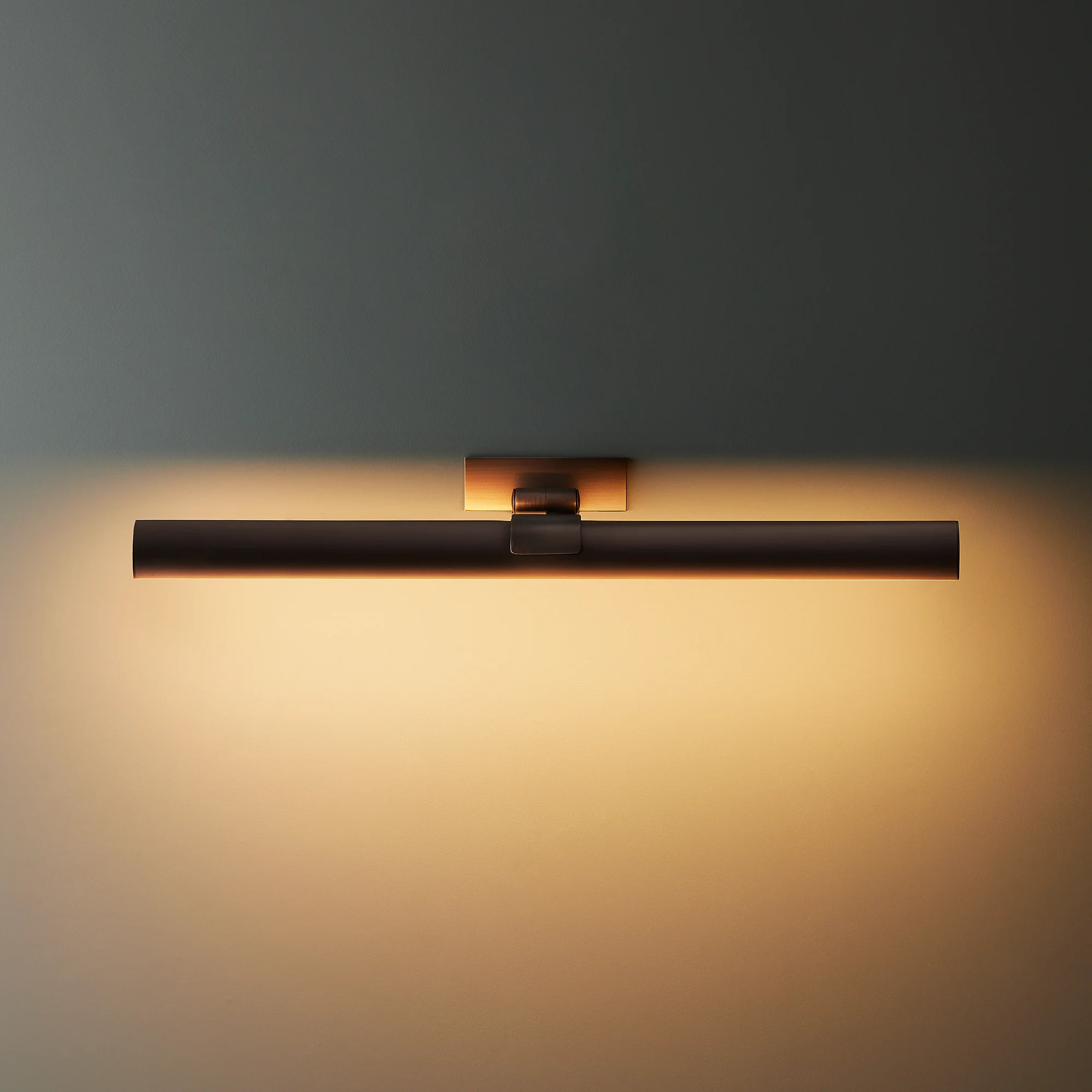 Larger Seurat rechargeable picture light in bronze - Image 2