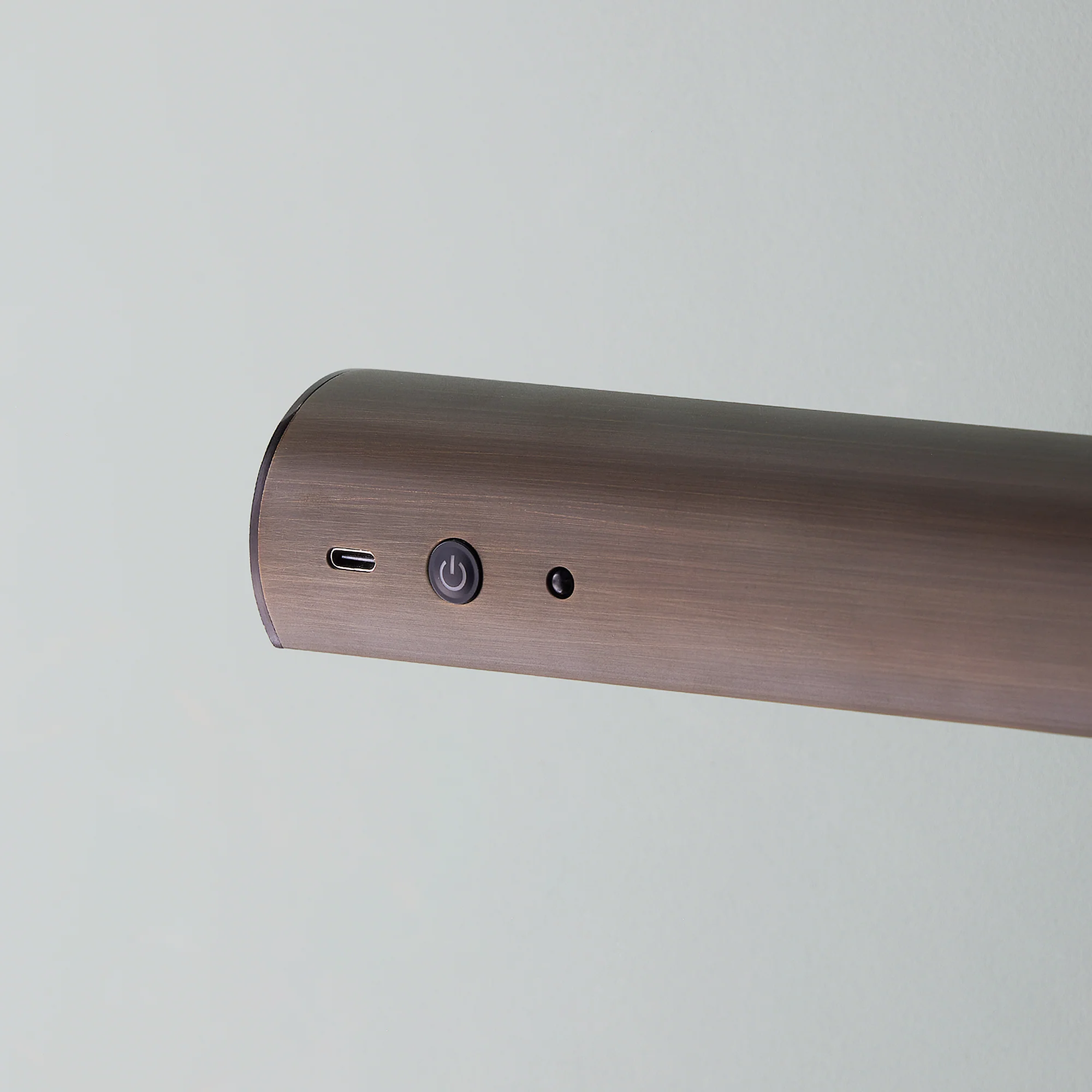 Larger Seurat rechargeable picture light in bronze - Image 3