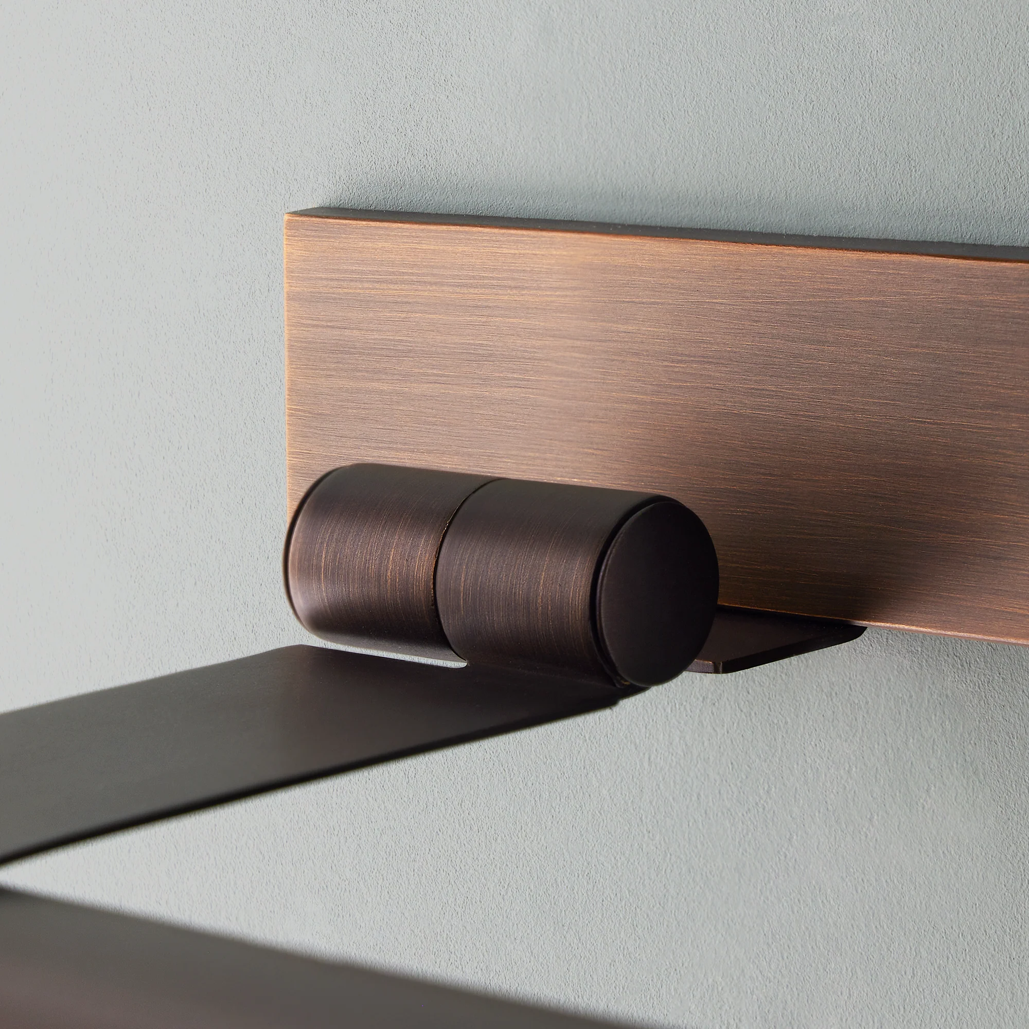 Larger Seurat rechargeable picture light in bronze - Image 4