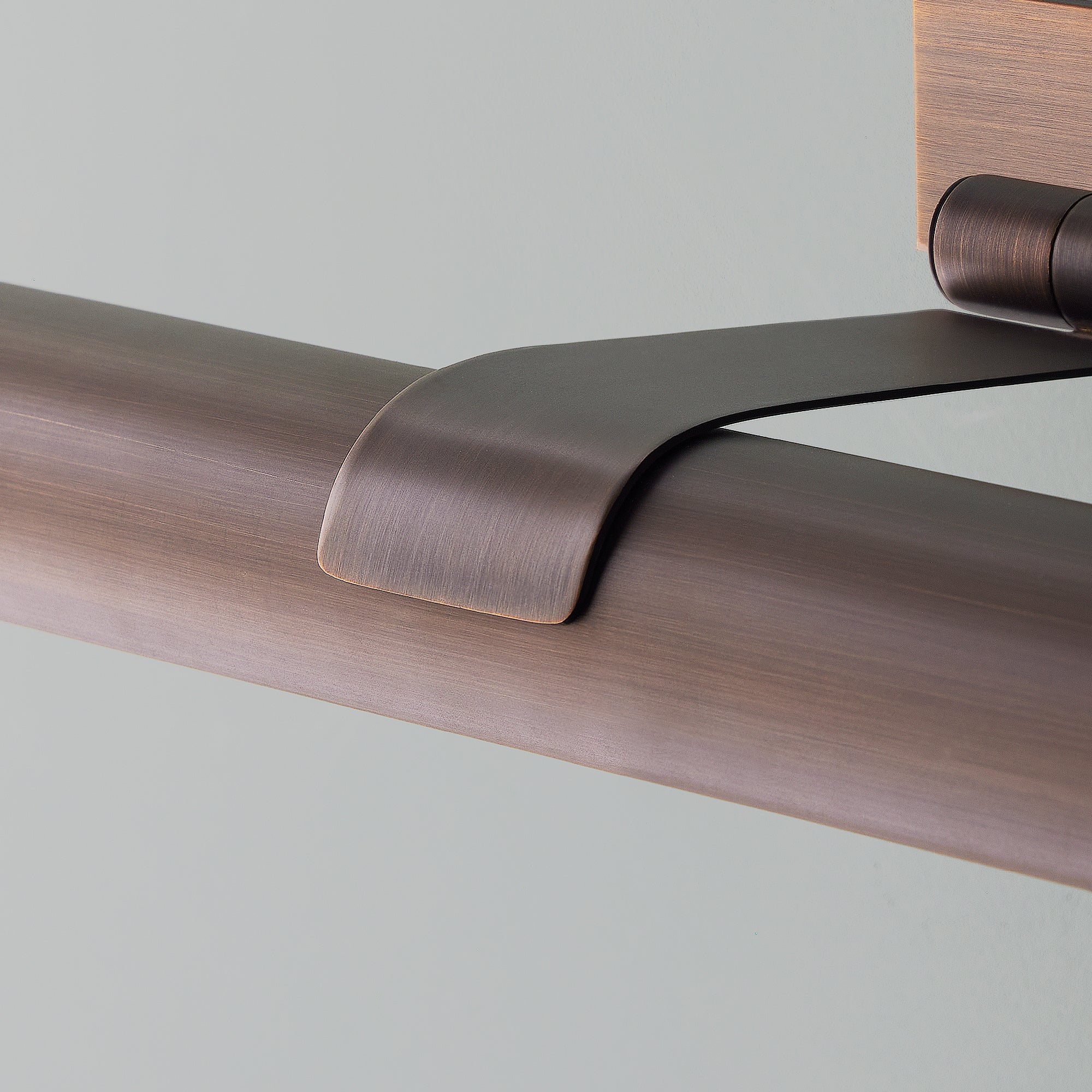 Larger Seurat rechargeable picture light in bronze - Image 5