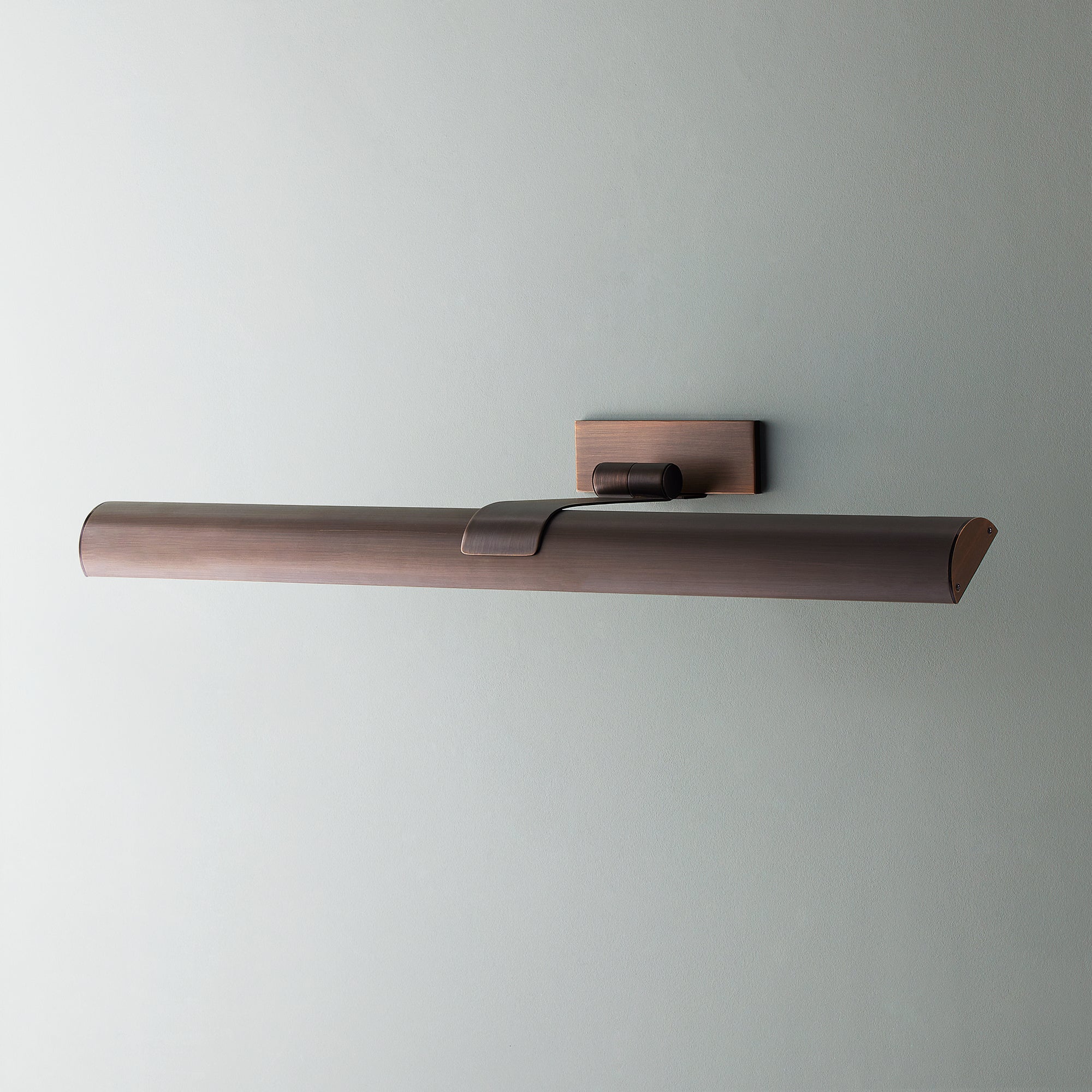 Larger Seurat rechargeable picture light in bronze - Image 7