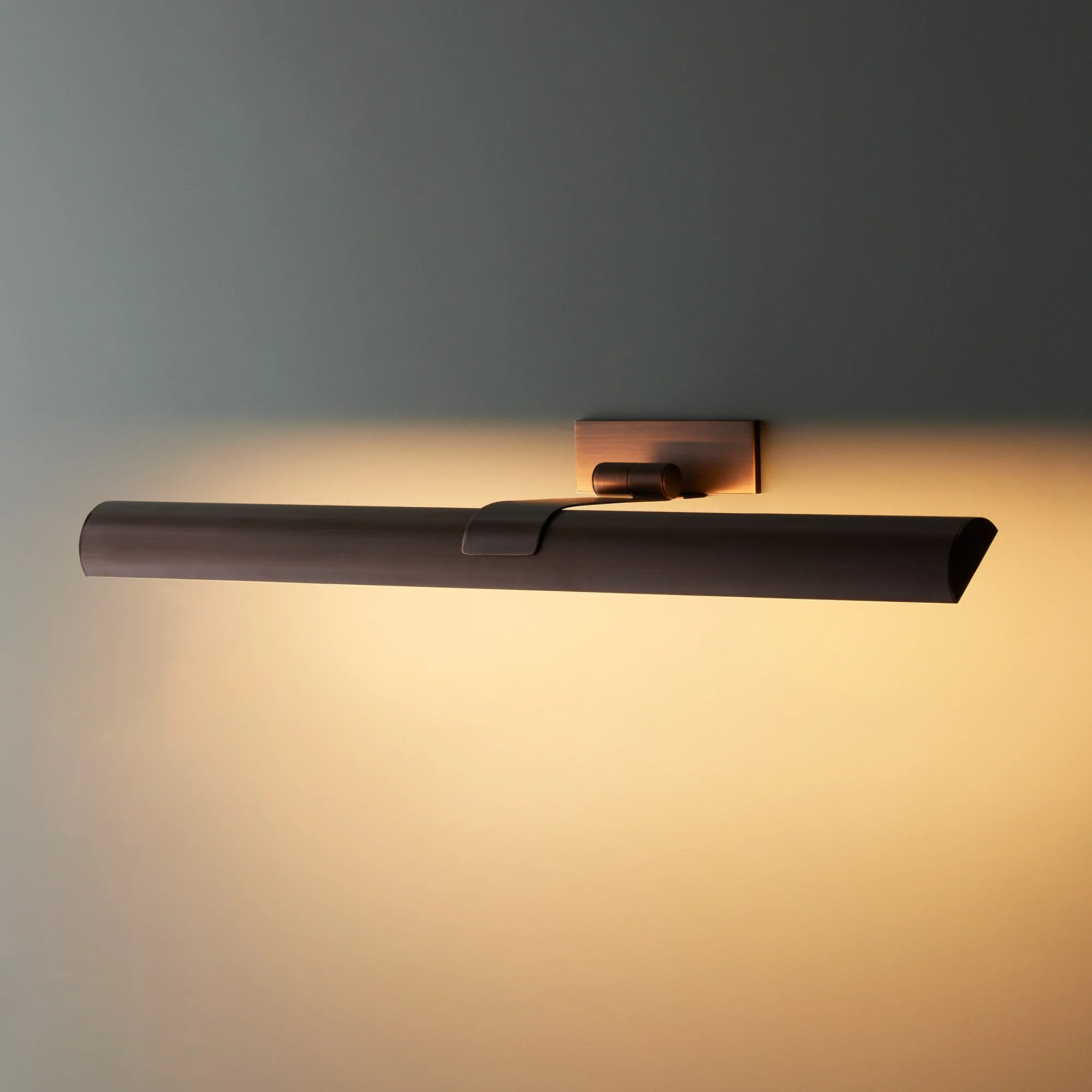 Larger Seurat rechargeable picture light in bronze - Image 8