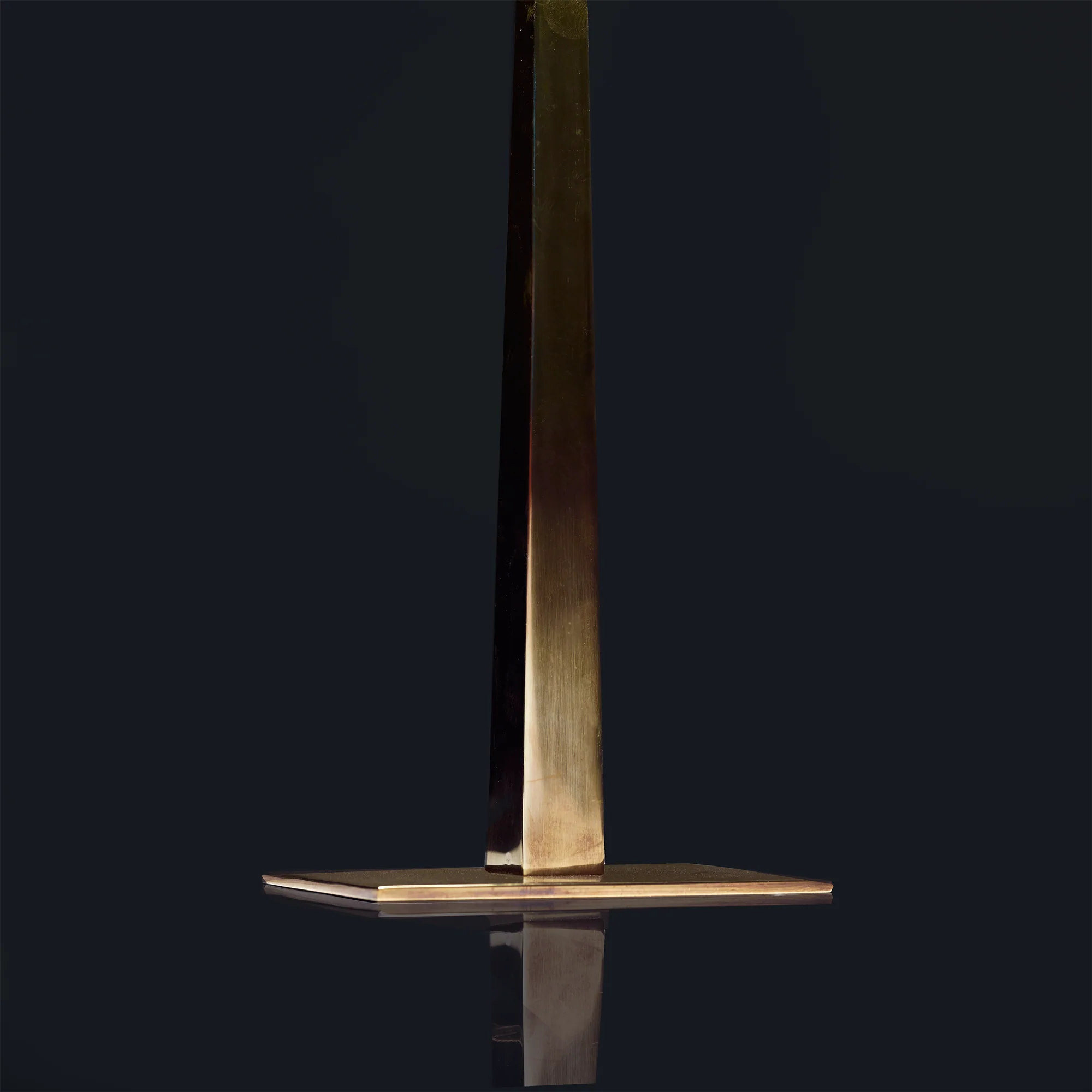 Larger Trafalgar table lamp in antique brass - Image 4