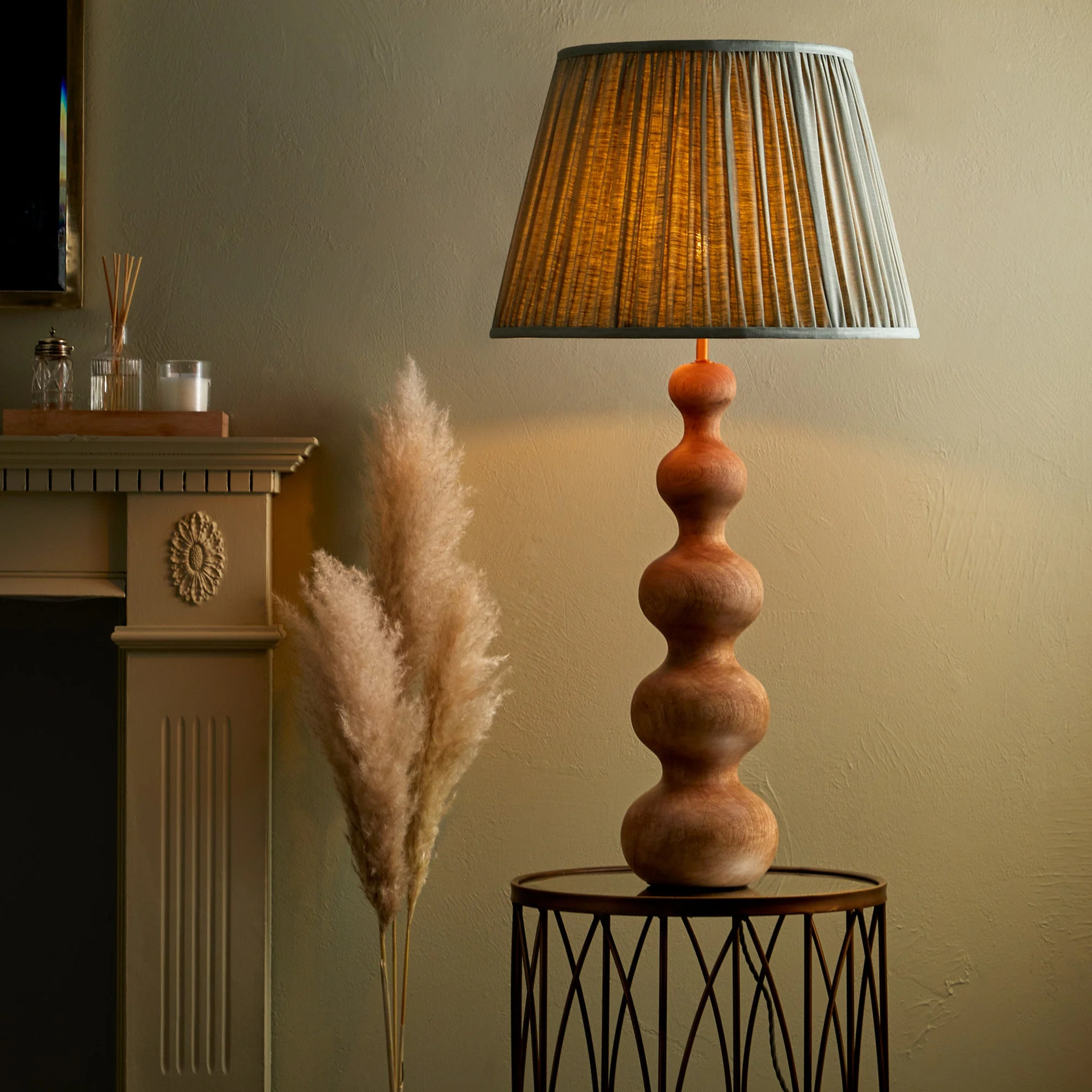 Larger Wobster table lamp in natural wood - Image 9