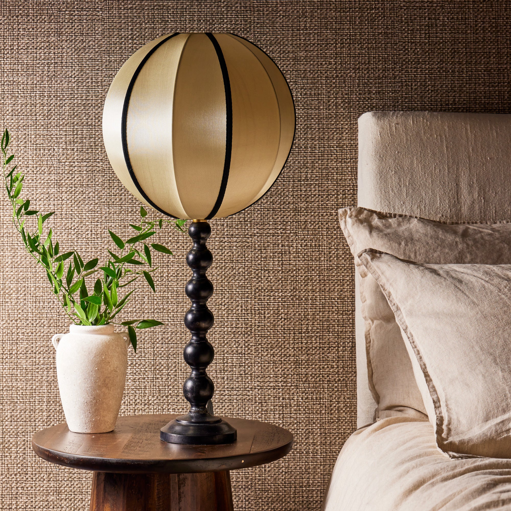 Lillee table lamp in wood with an ebony finish - Image 2