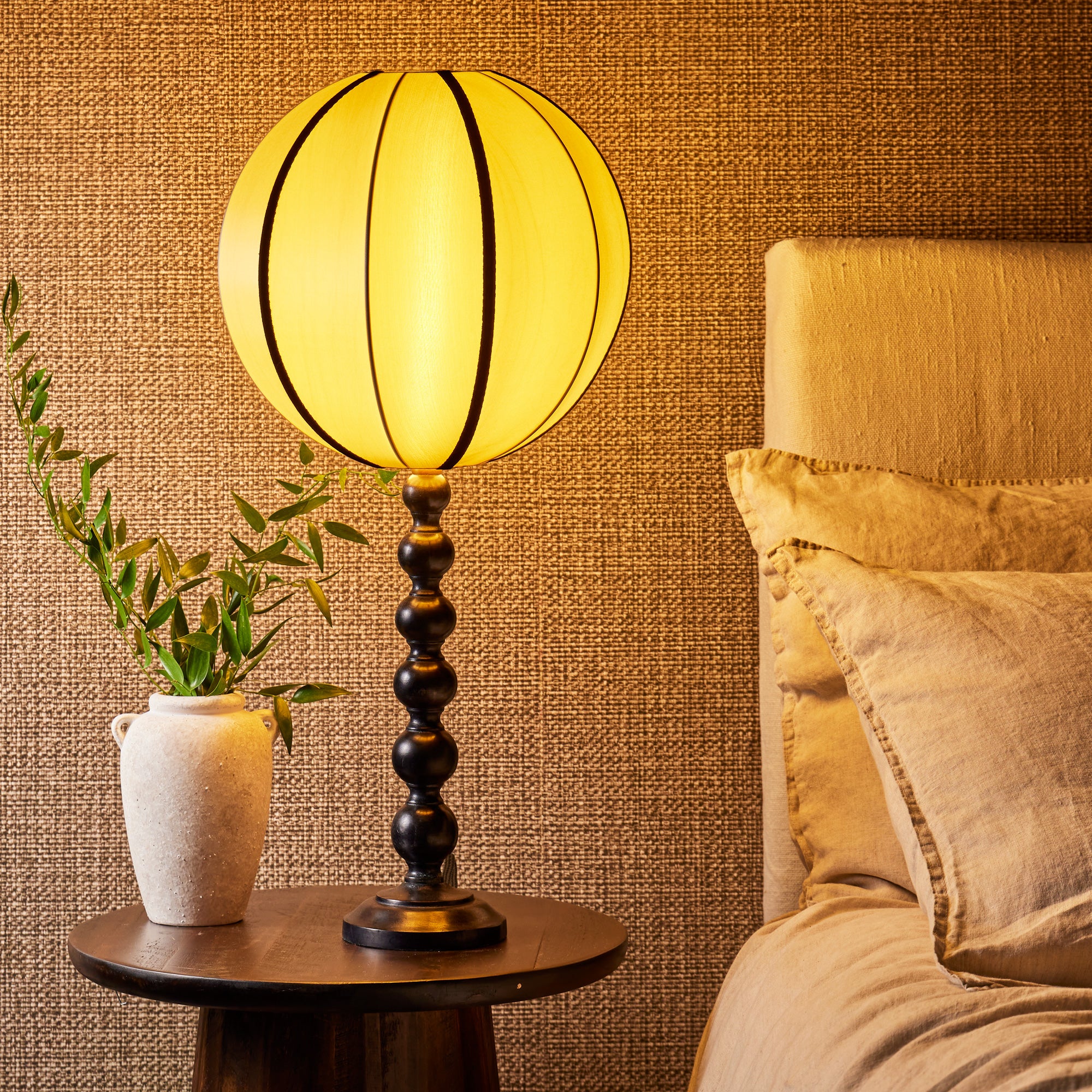Lillee table lamp in wood with an ebony finish - Image 3