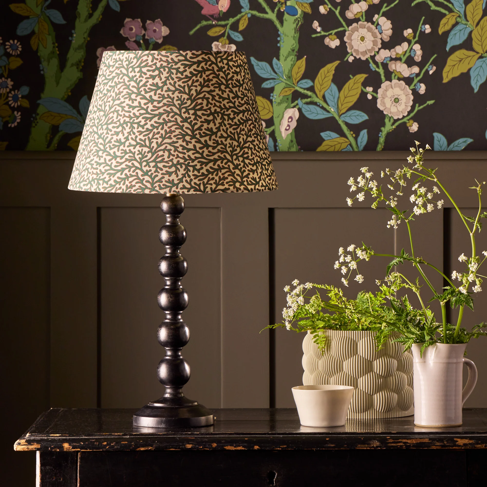 Lillee table lamp in wood with an ebony finish - Image 7