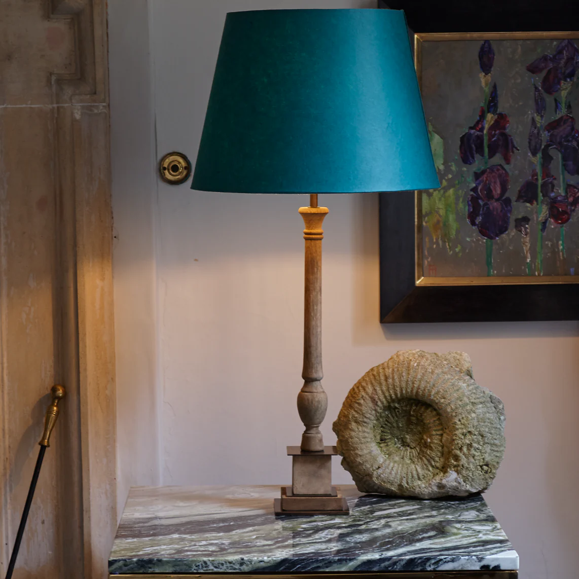Lima table lamp in waxed wood and antiqued brass - Image 5
