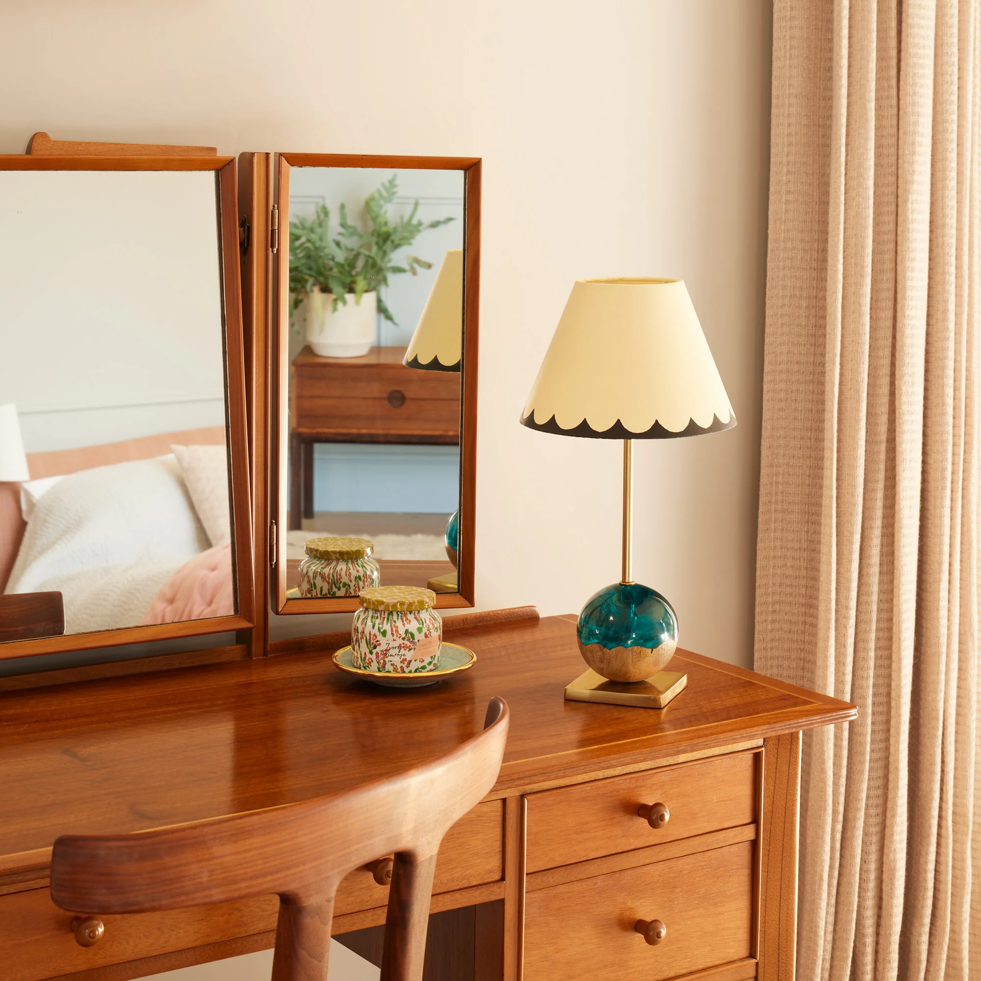 Lollie rechargeable table lamp in Azure resin - Image 2