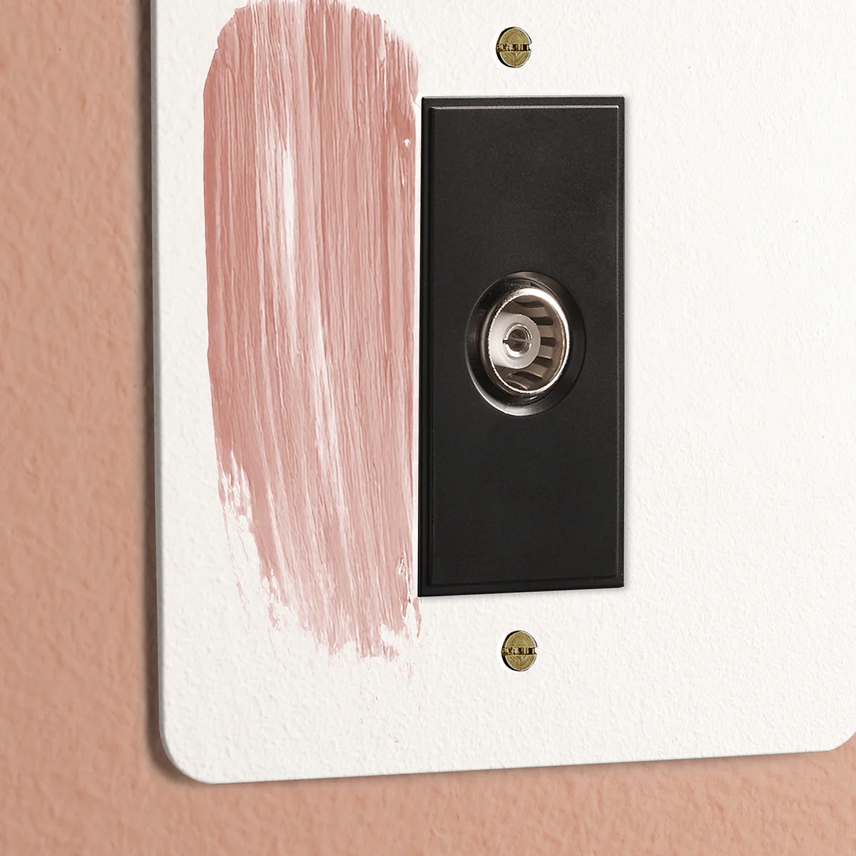 Lucian coaxial socket single outlet in a paintable finish - Image 4
