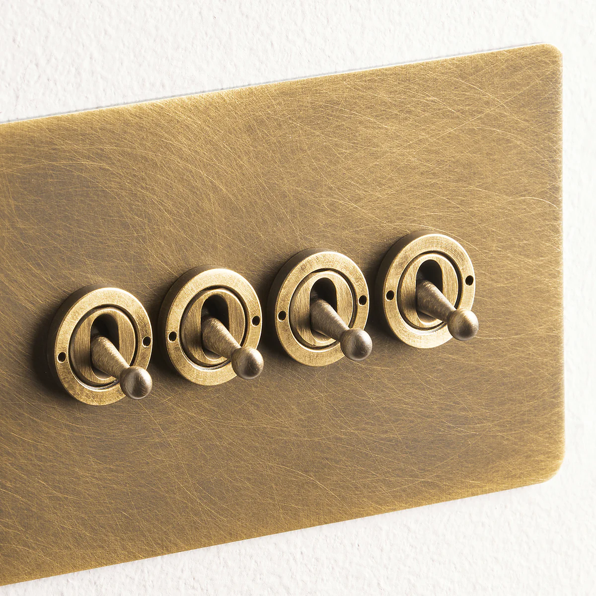 Lucian four gang 2 way toggle switch in aged brass - Image 3