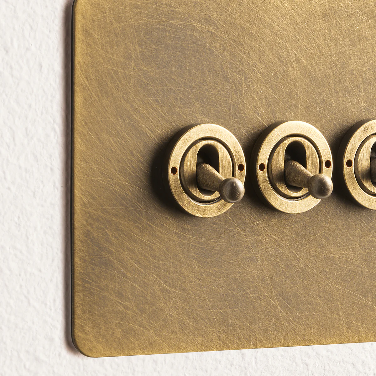 Lucian four gang 2 way toggle switch in aged brass - Image 4