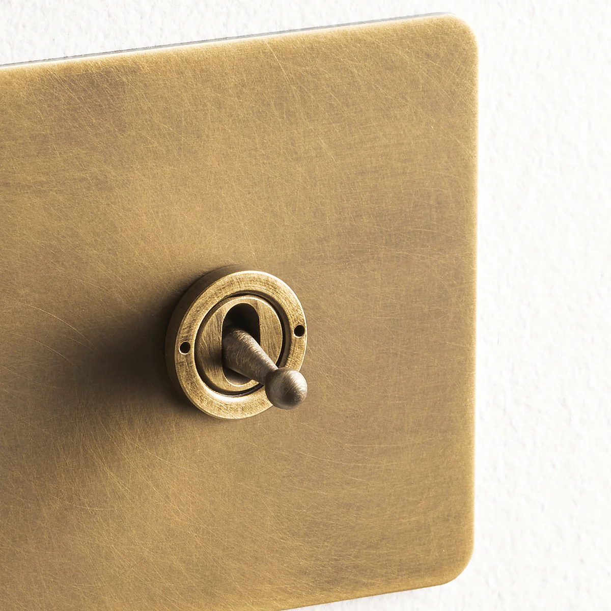 Lucian one gang 2 way toggle switch in aged brass - Image 3