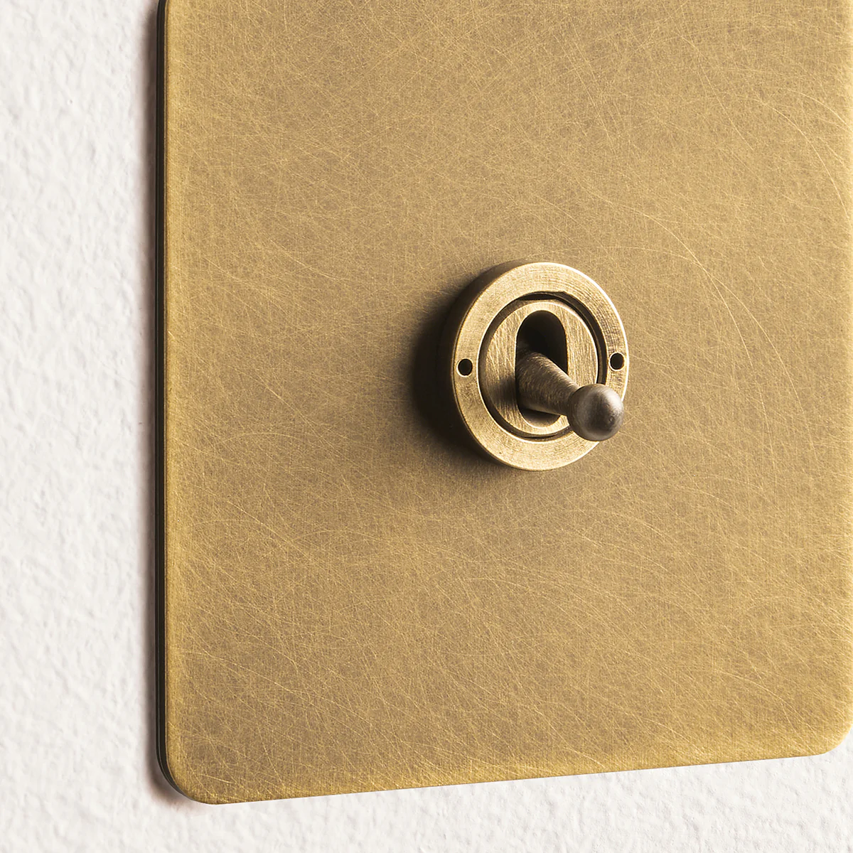 Lucian one gang 2 way toggle switch in aged brass - Image 4
