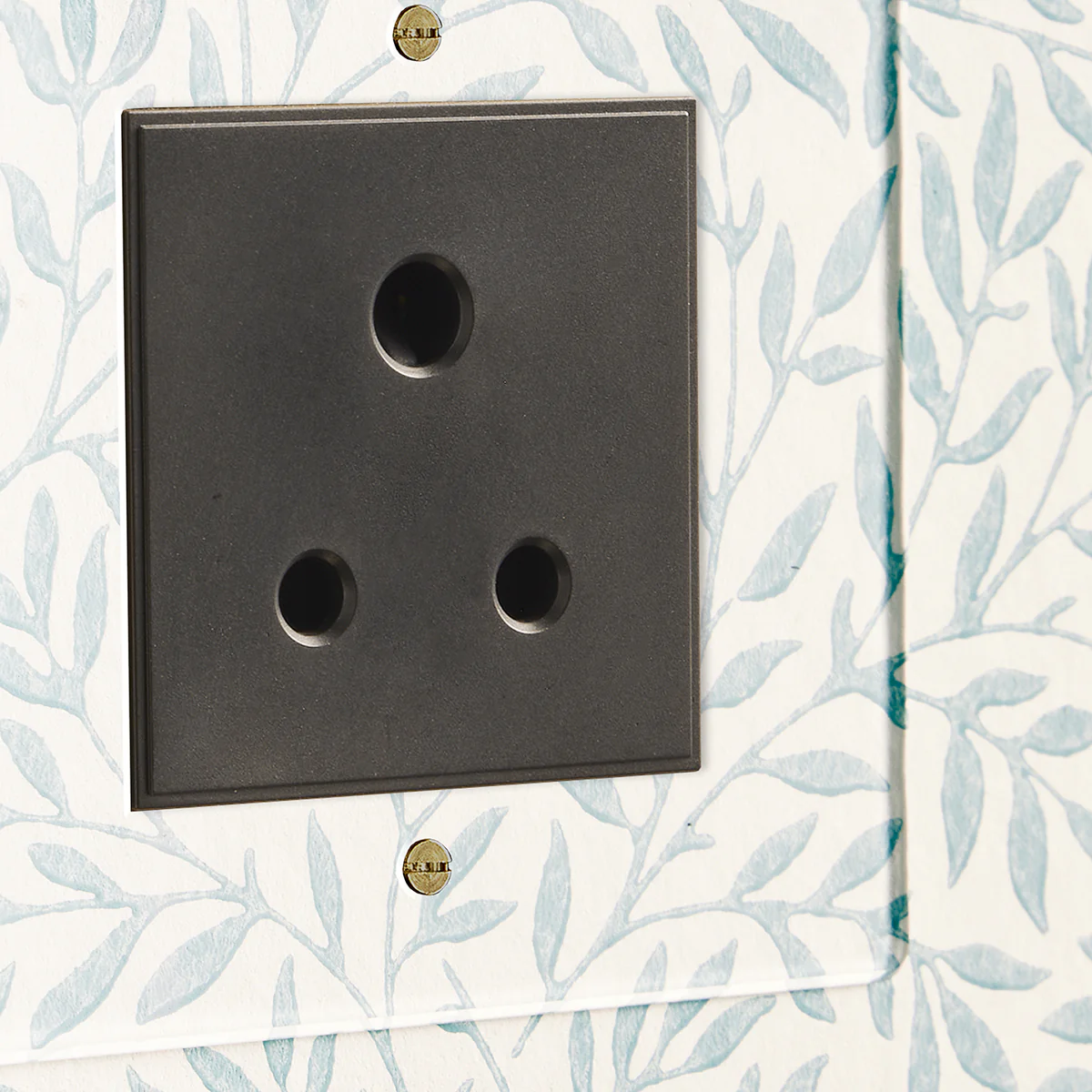 Lucian perspex 5A socket in clear perspex with black inserts - Image 3