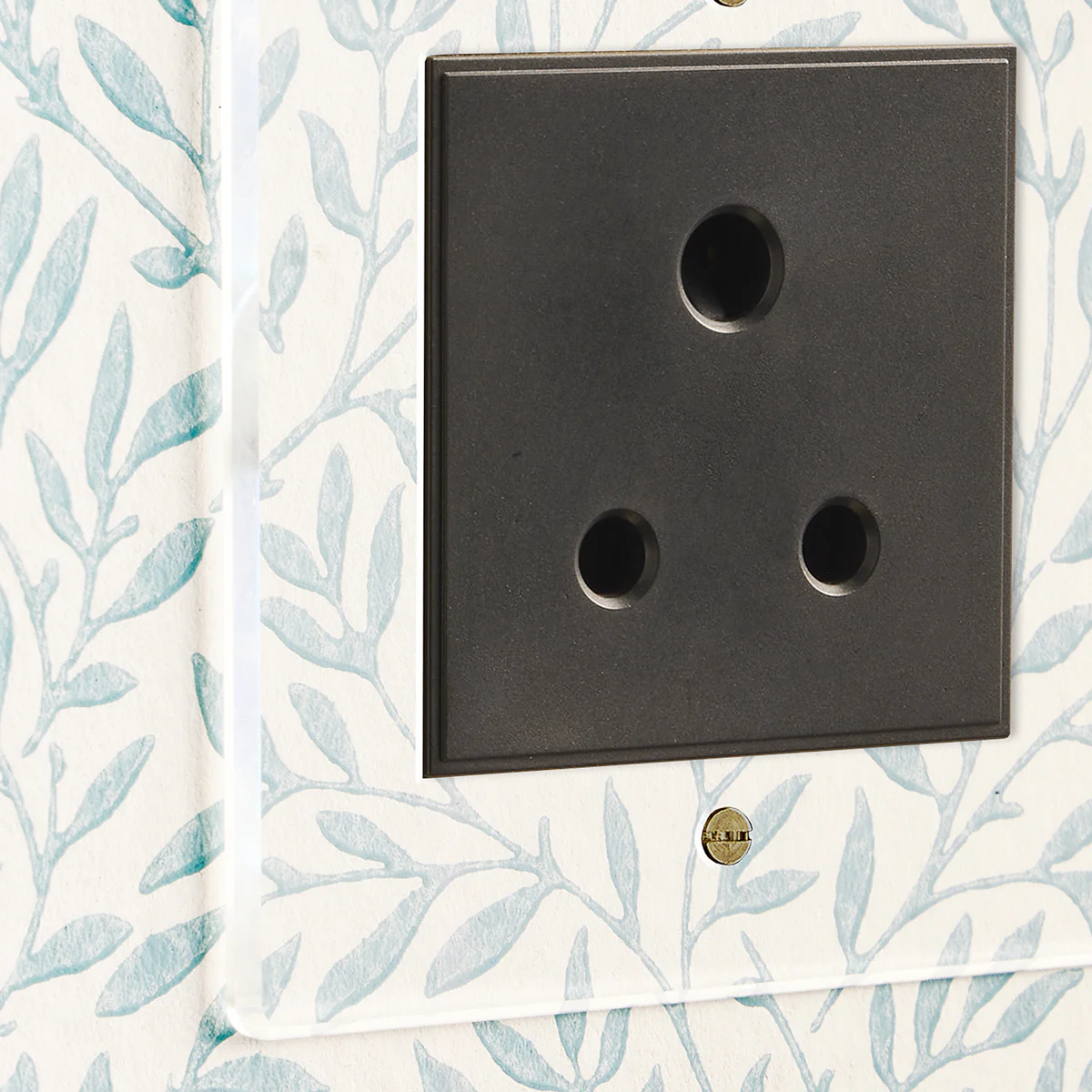 Lucian perspex 5A socket in clear perspex with black inserts - Image 4