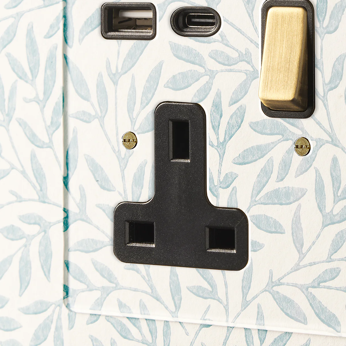 Lucian perspex single socket with USB type A & C in clear perspex with black inserts and aged brass switch - Image 3