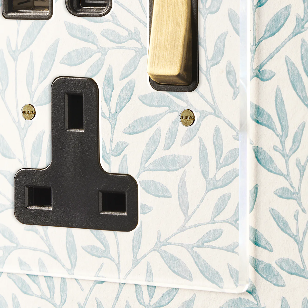 Lucian perspex single socket with USB type A & C in clear perspex with black inserts and aged brass switch - Image 4