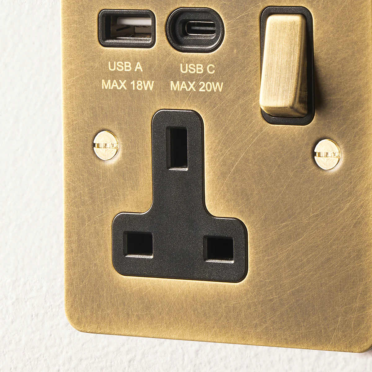 Lucian single socket with USB type A & C with black inserts in aged brass - Image 4