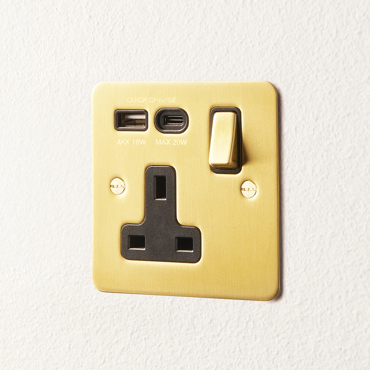 Lucian single socket with USB type A & C with black inserts in top brass - Image 2