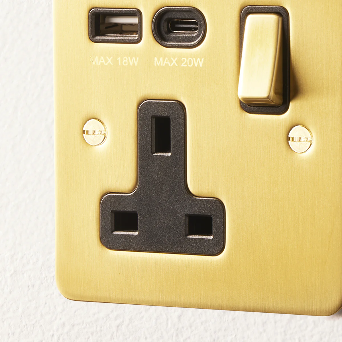 Lucian single socket with USB type A & C with black inserts in top brass - Image 4