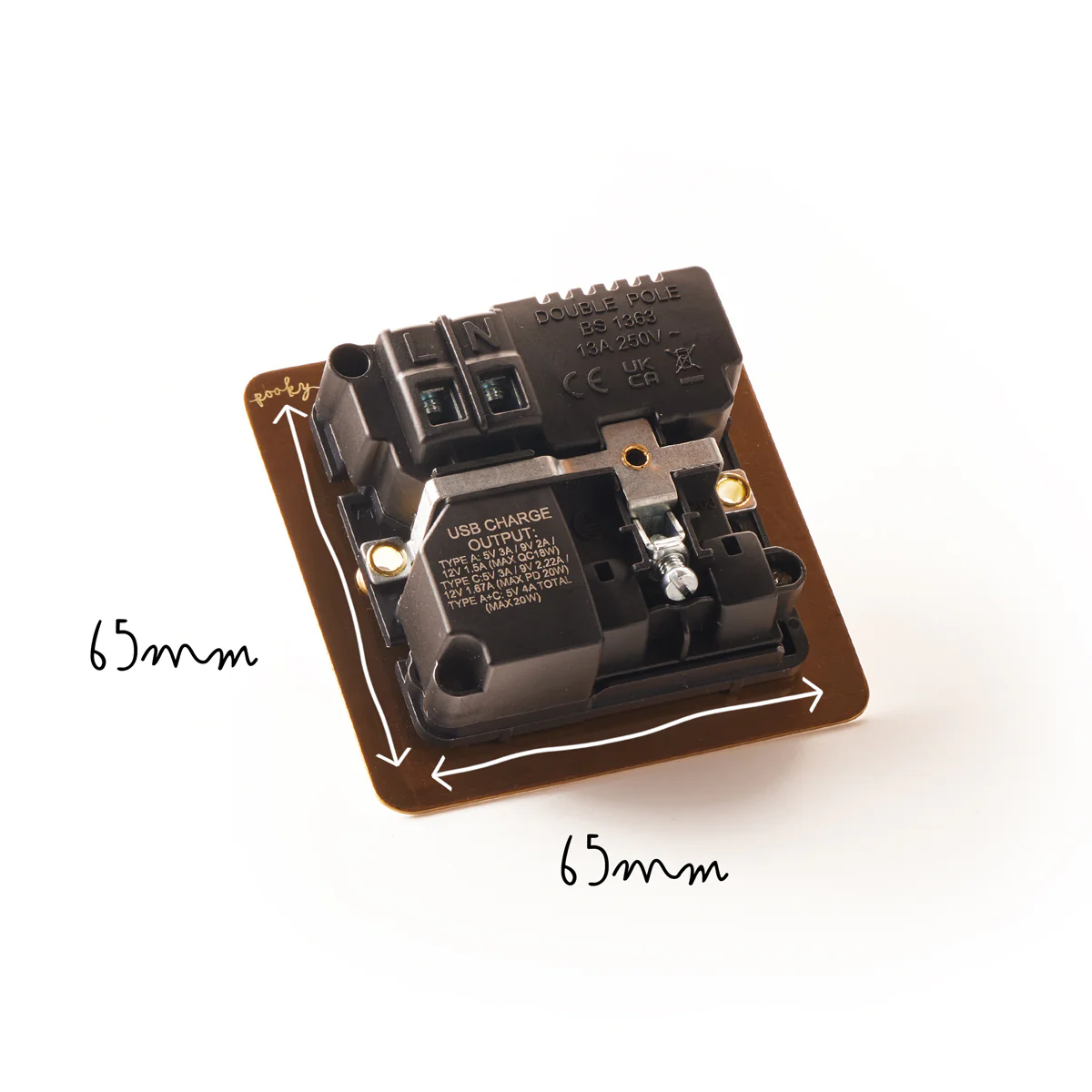 Lucian single socket with USB type A & C with black inserts in top brass - Image 5