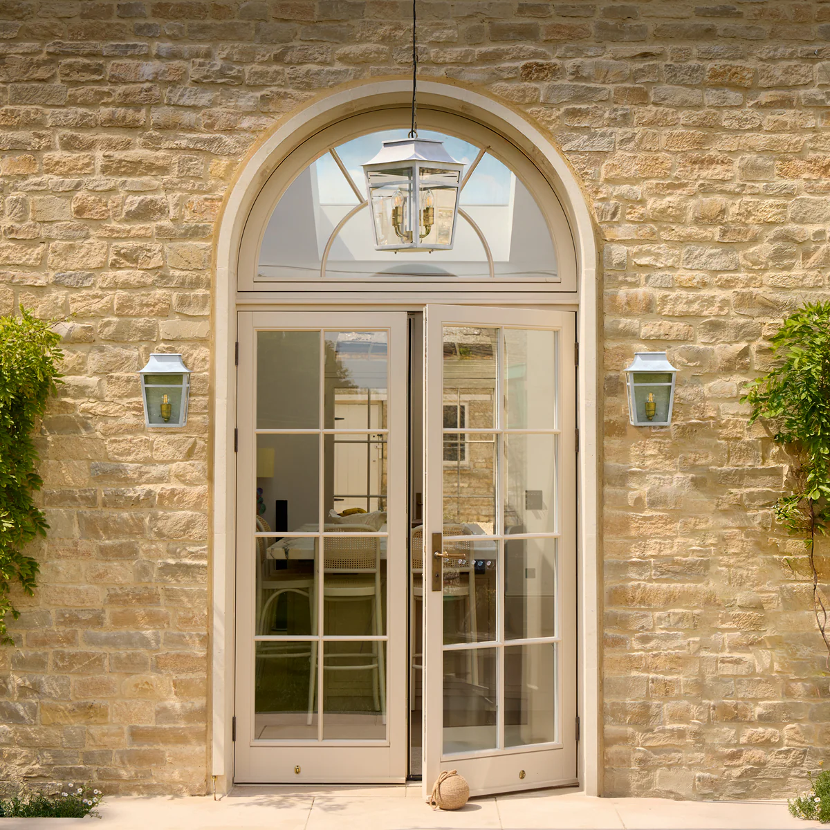 Majorelle ip44 wall lantern in Grey - Image 10