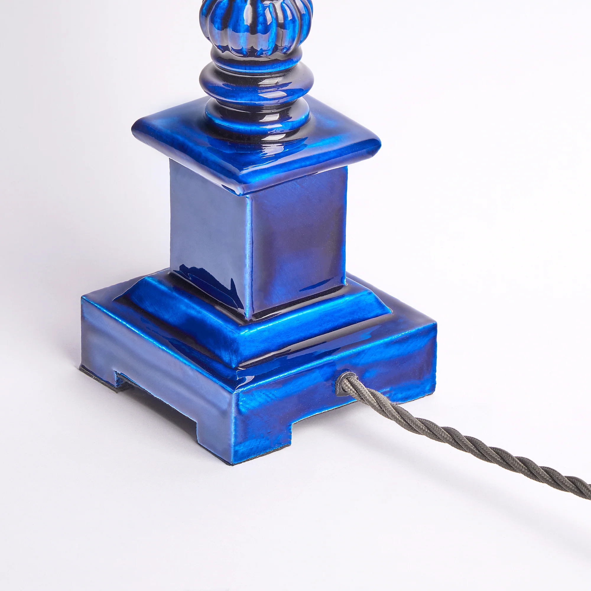 May table lamp in majorelle blue - Image 4