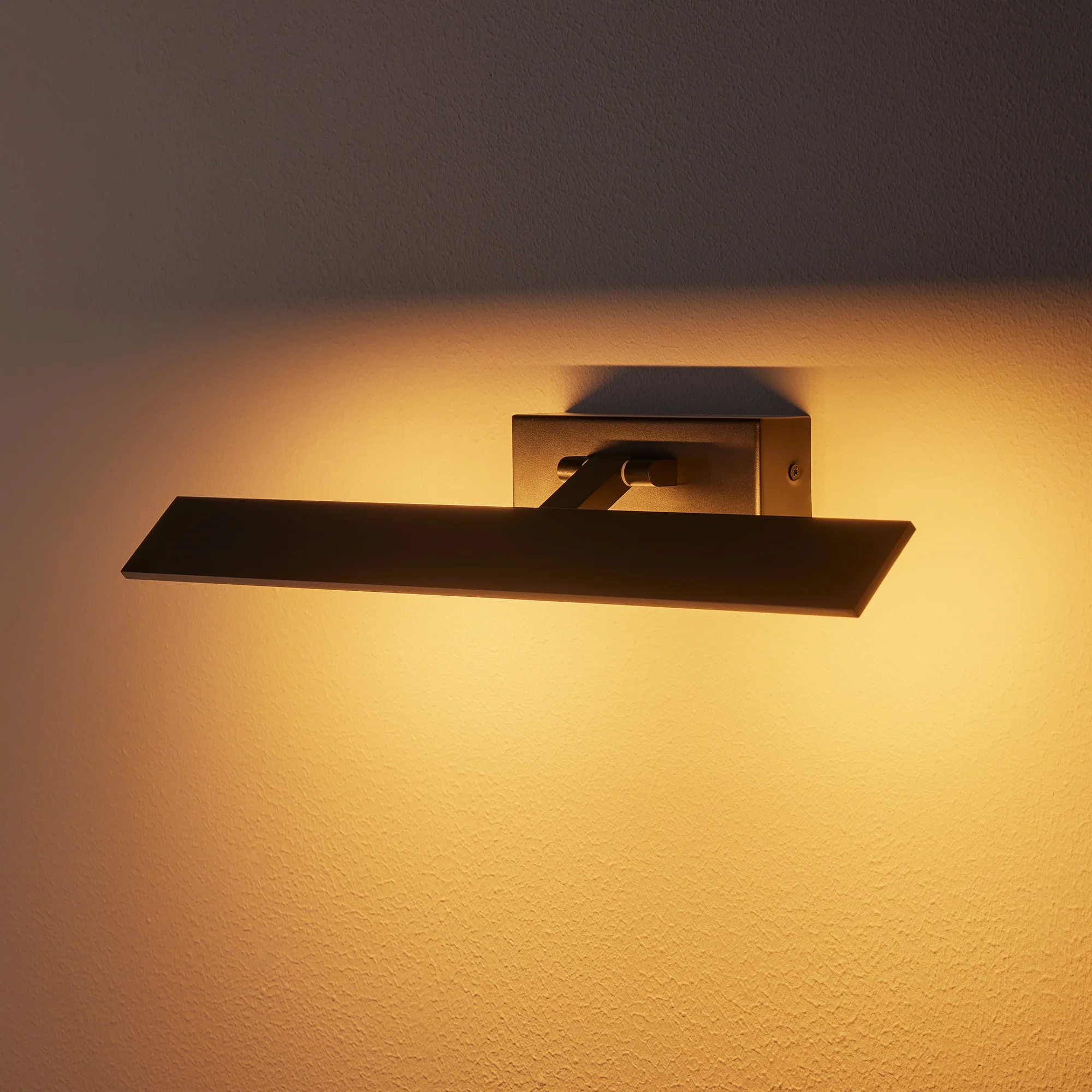 Medium Pelton picture light in black - Image 7