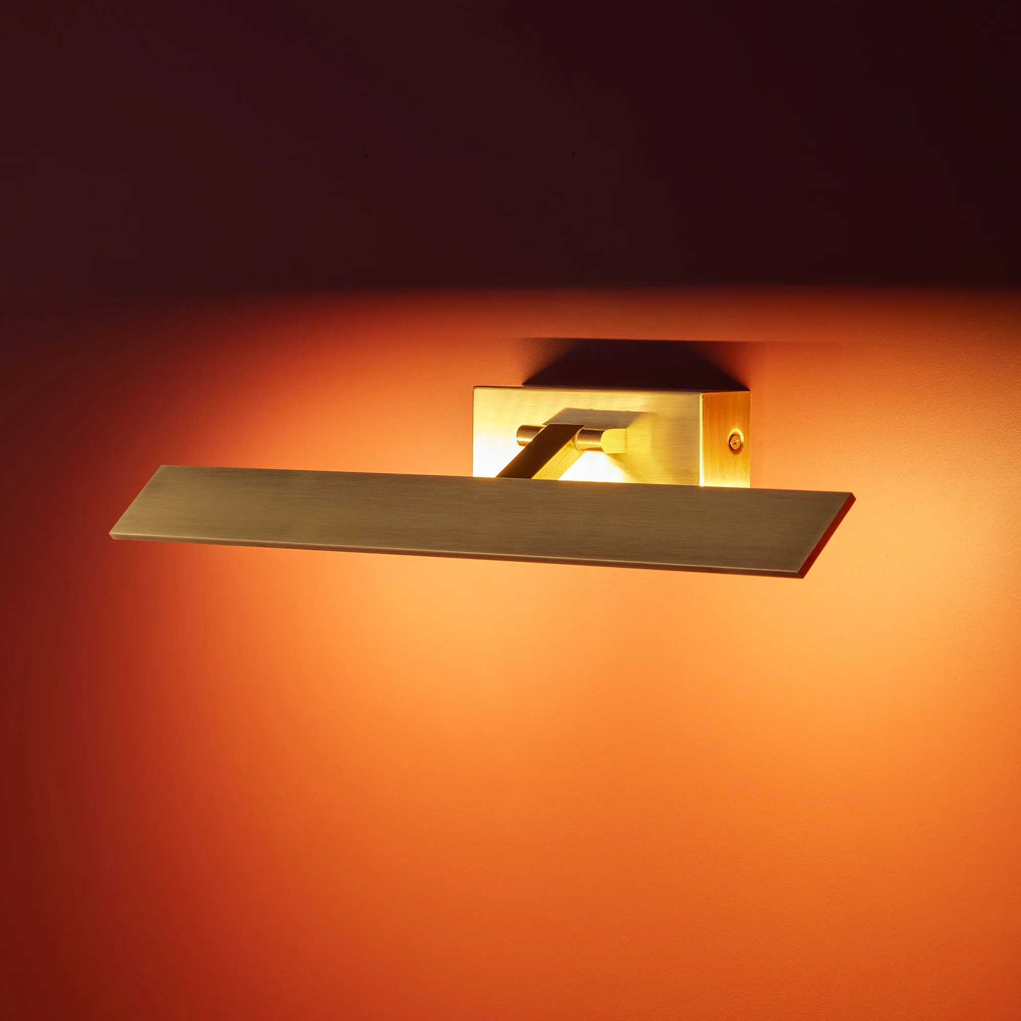 Medium Pelton picture light in brass - Image 7