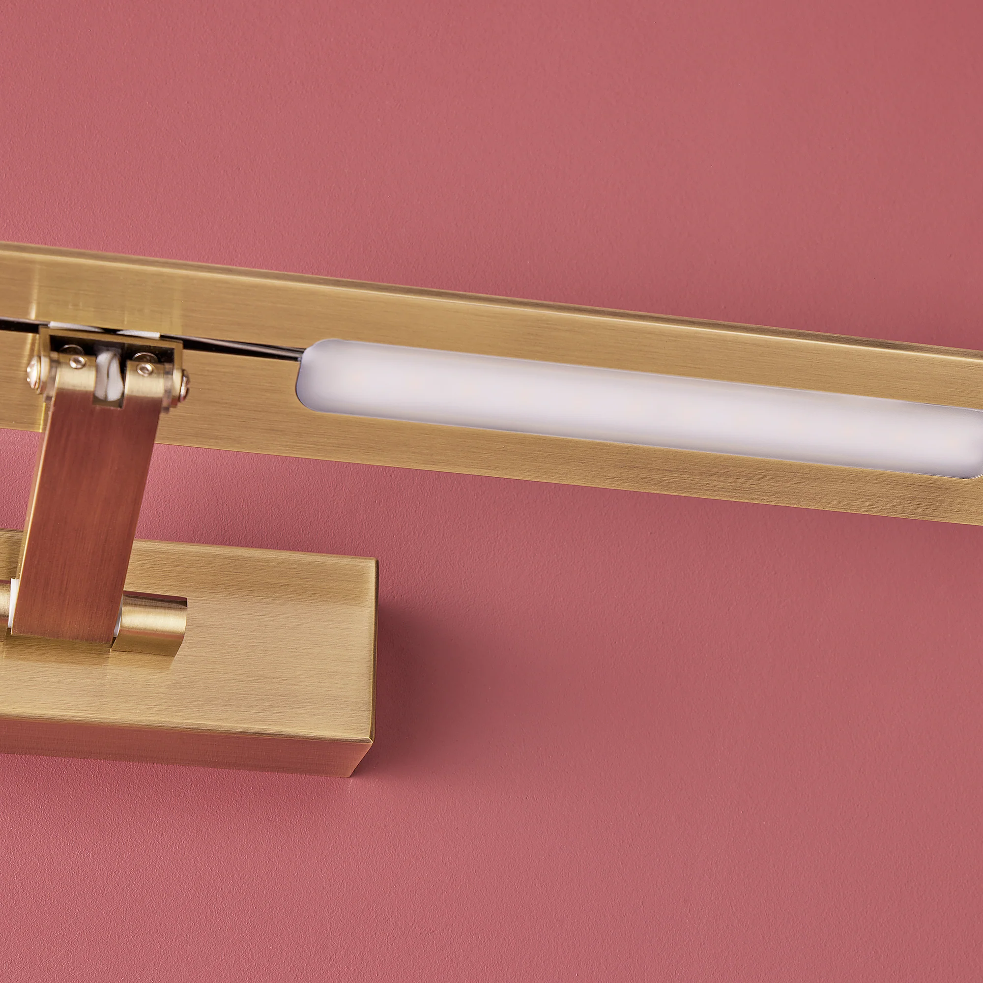 Medium Pelton picture light in brass - Image 8
