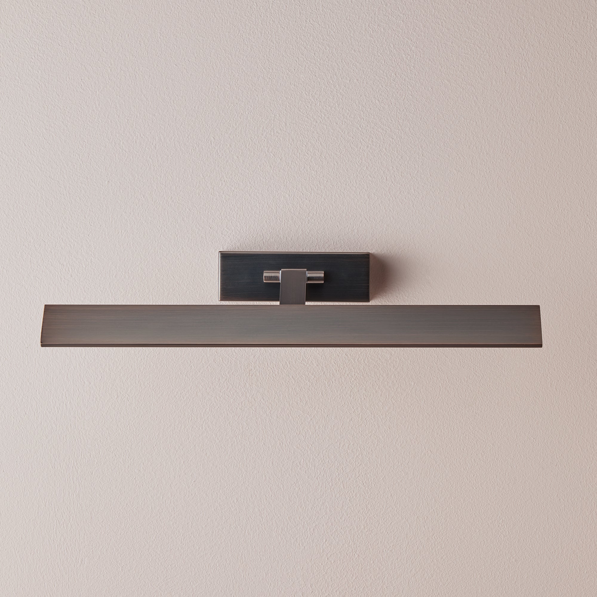 Medium Pelton picture light in bronze