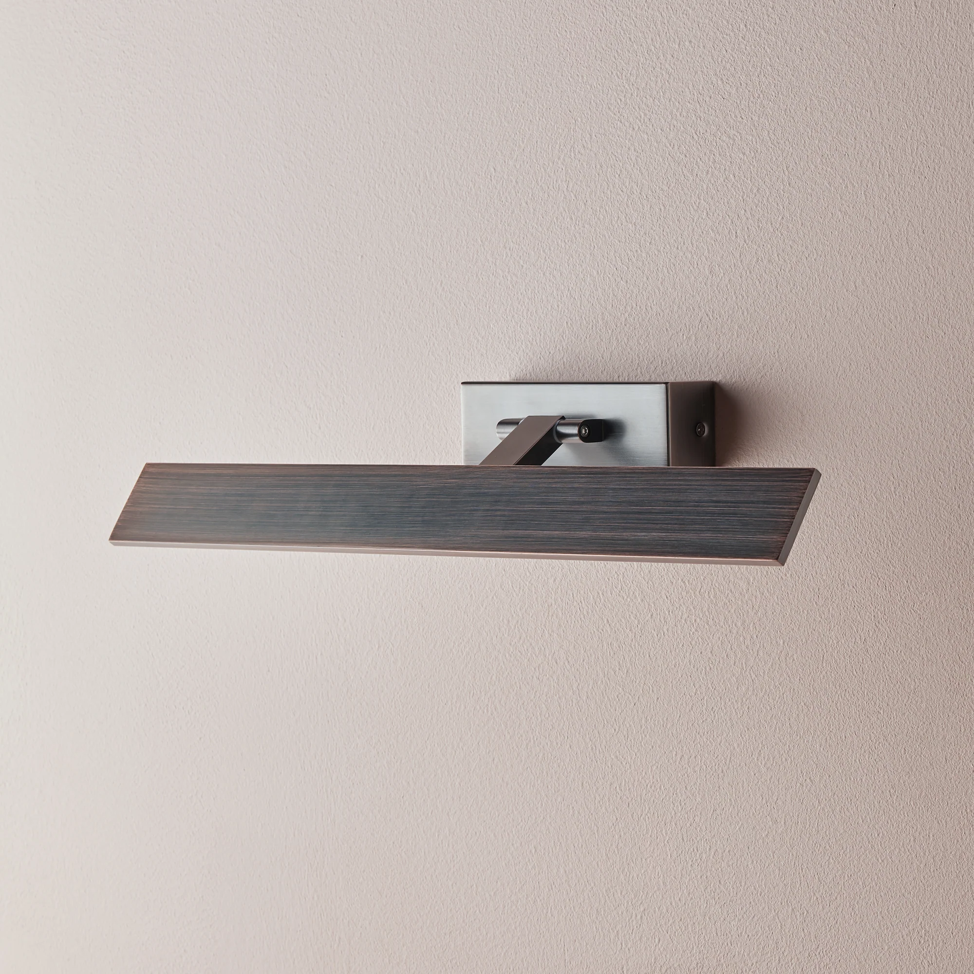 Medium Pelton picture light in bronze - Image 6