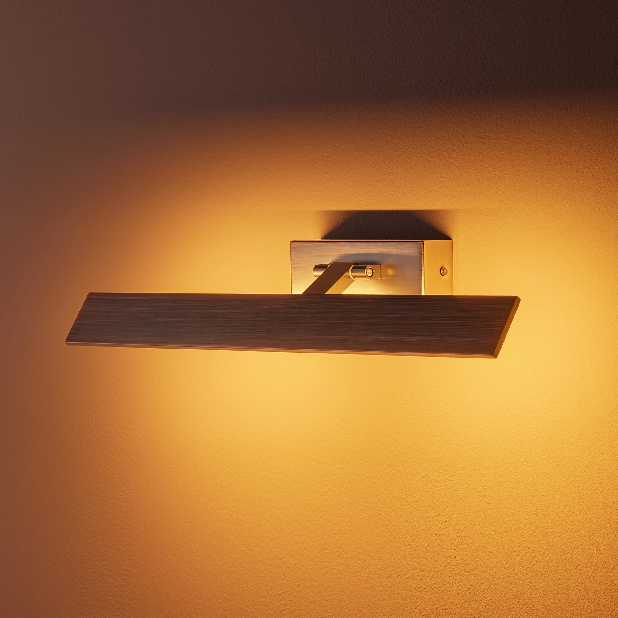 Medium Pelton picture light in bronze - Image 7