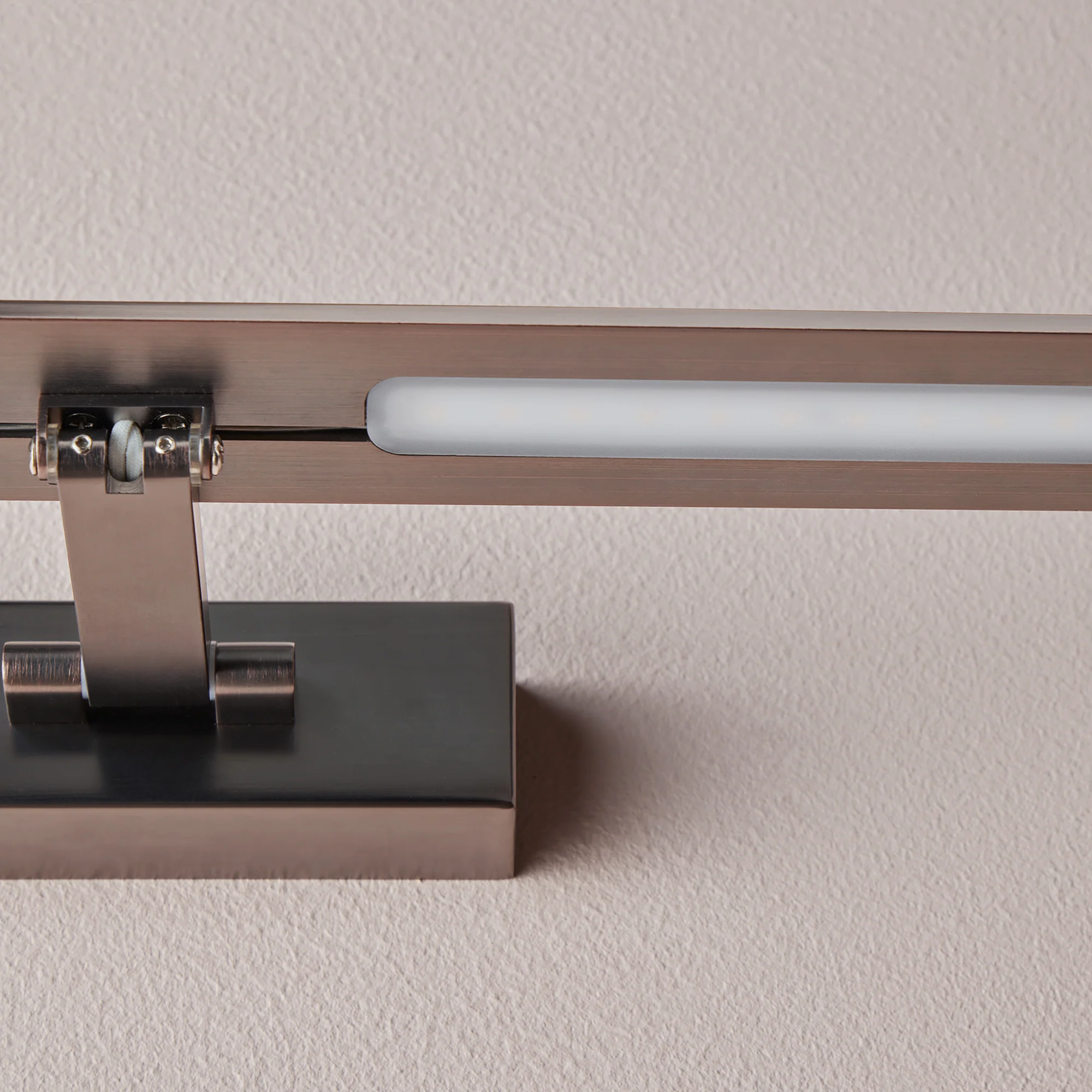 Medium Pelton picture light in bronze - Image 8
