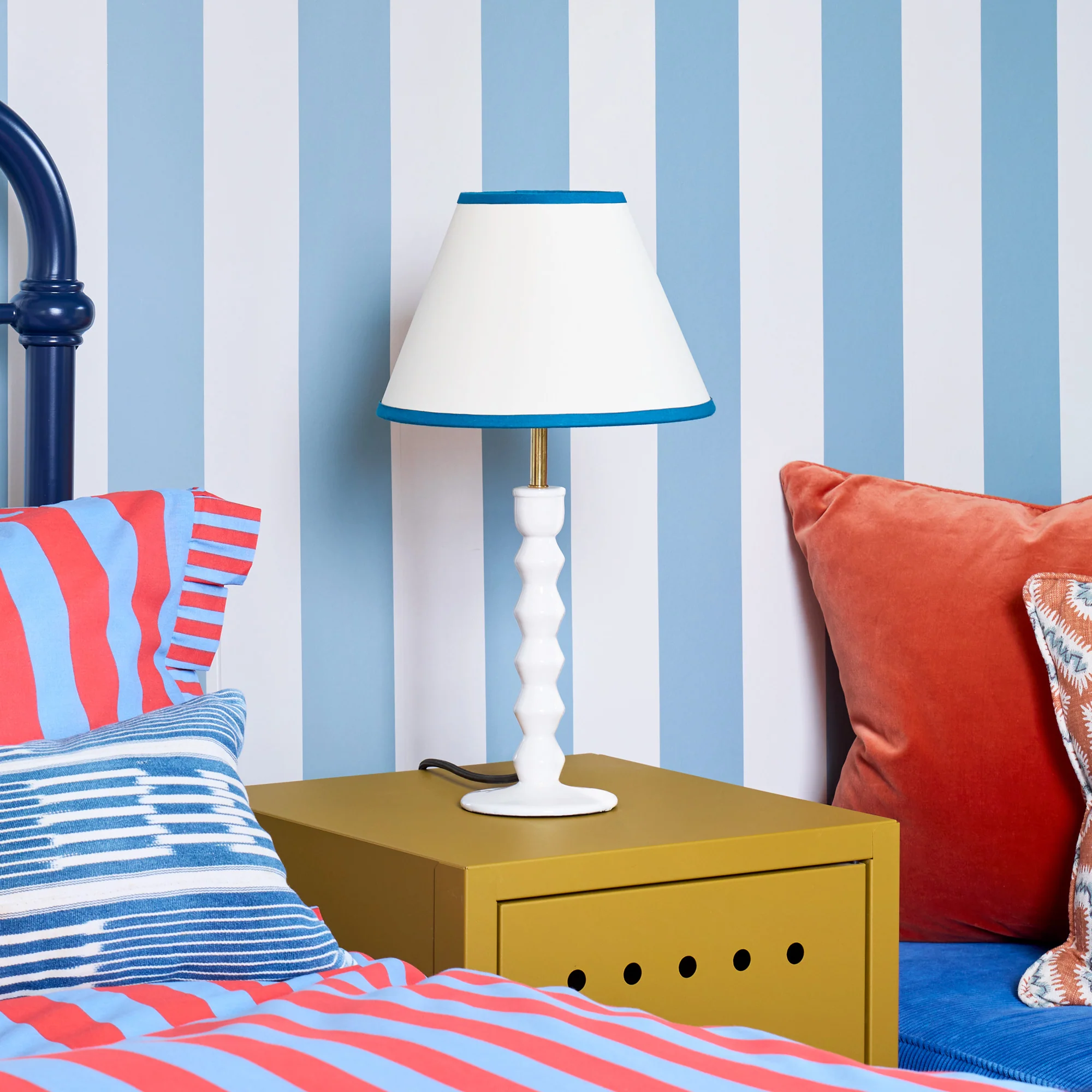 Mildred table lamp in white