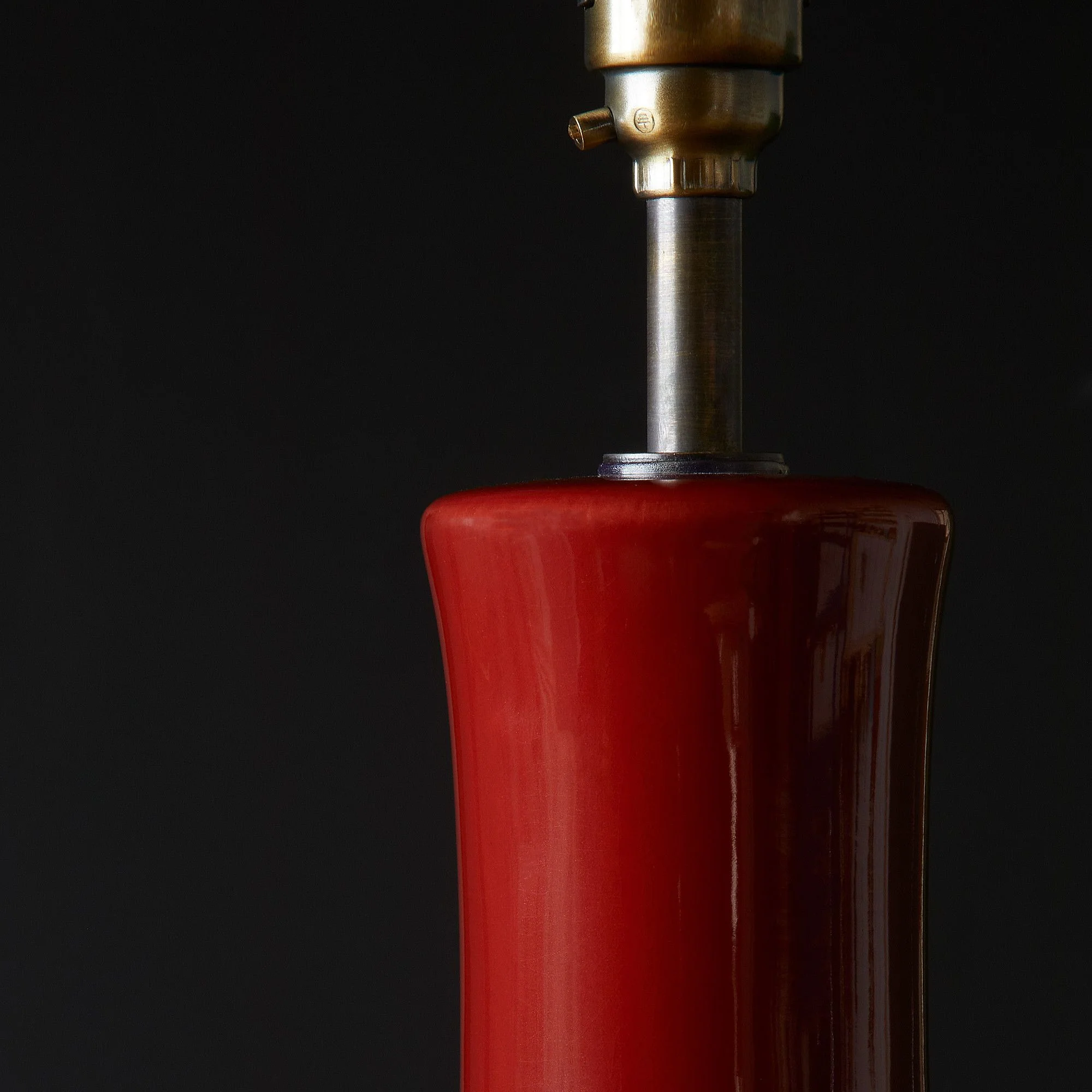 Nellie table lamp in an oxblood glaze - Image 4